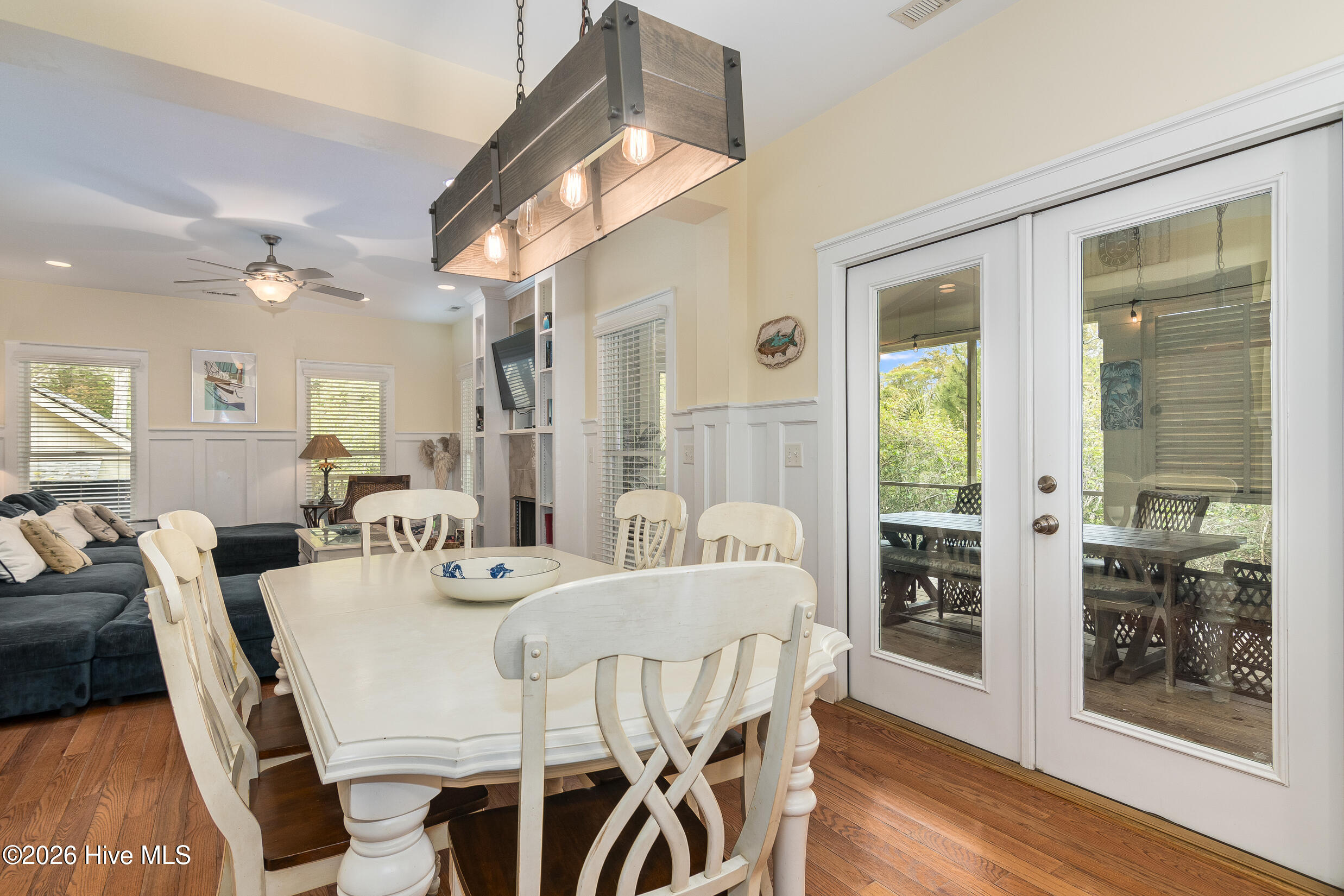 100570305 | Photo 12