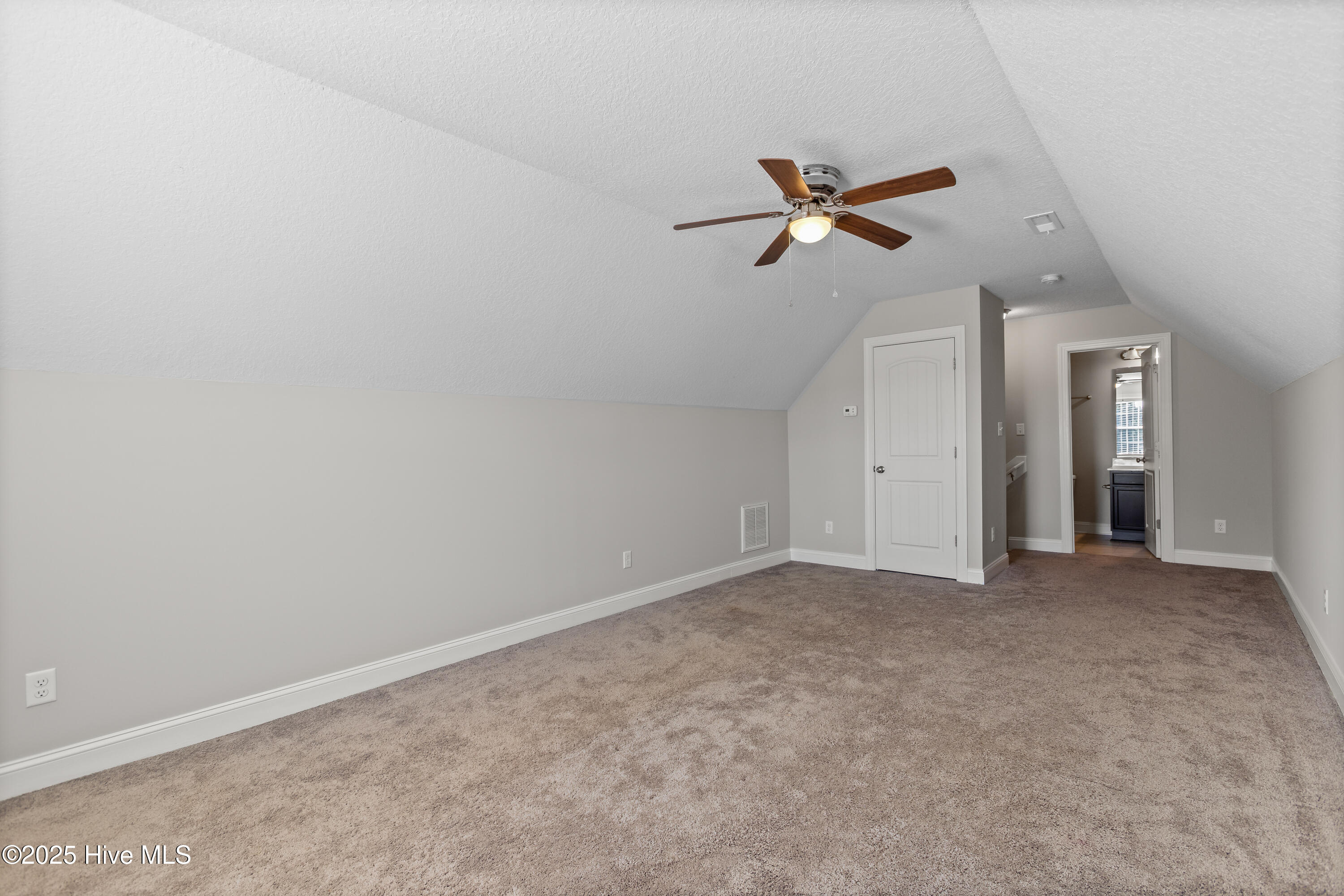 100541822 | Photo 32