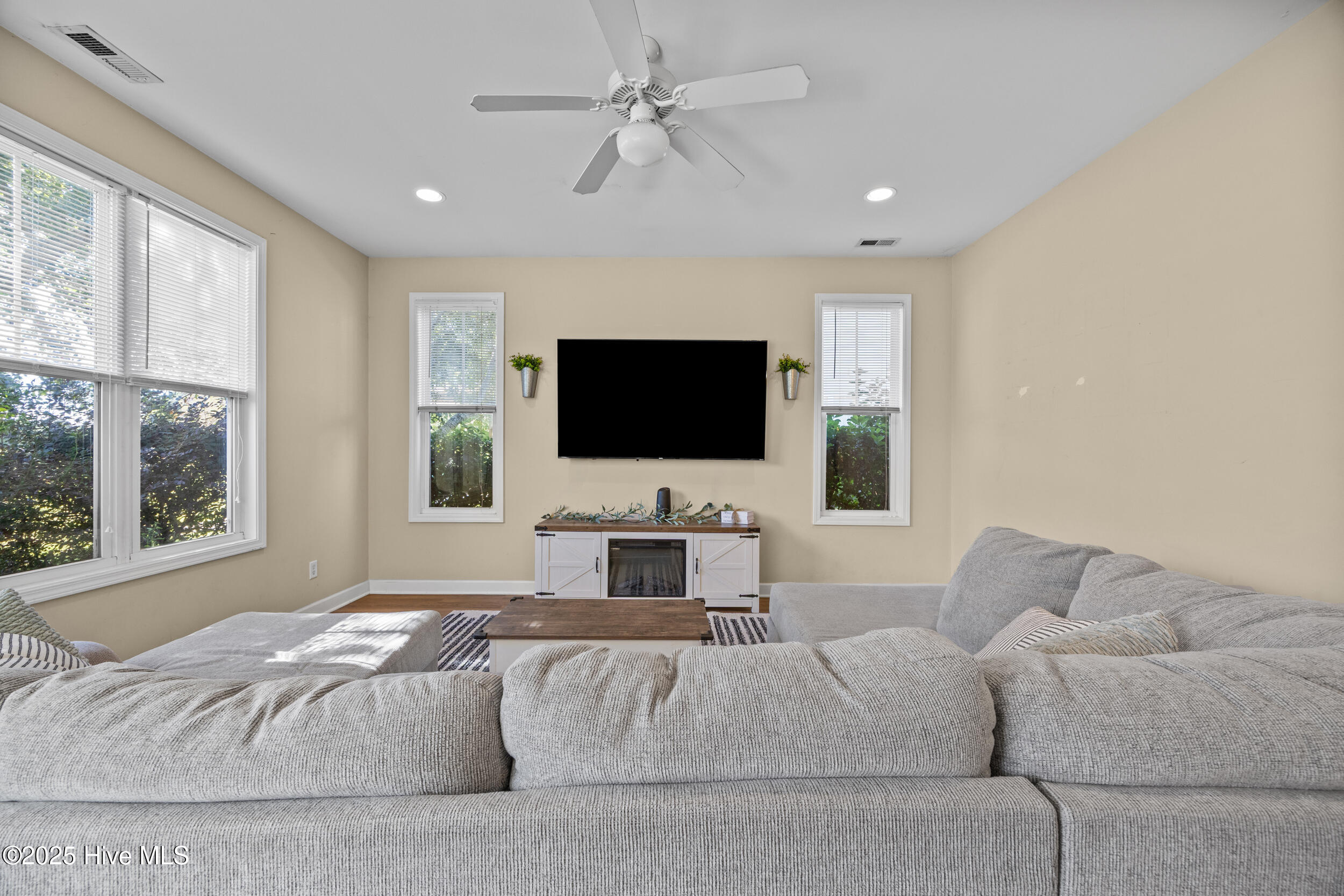 100535393 | Photo 28