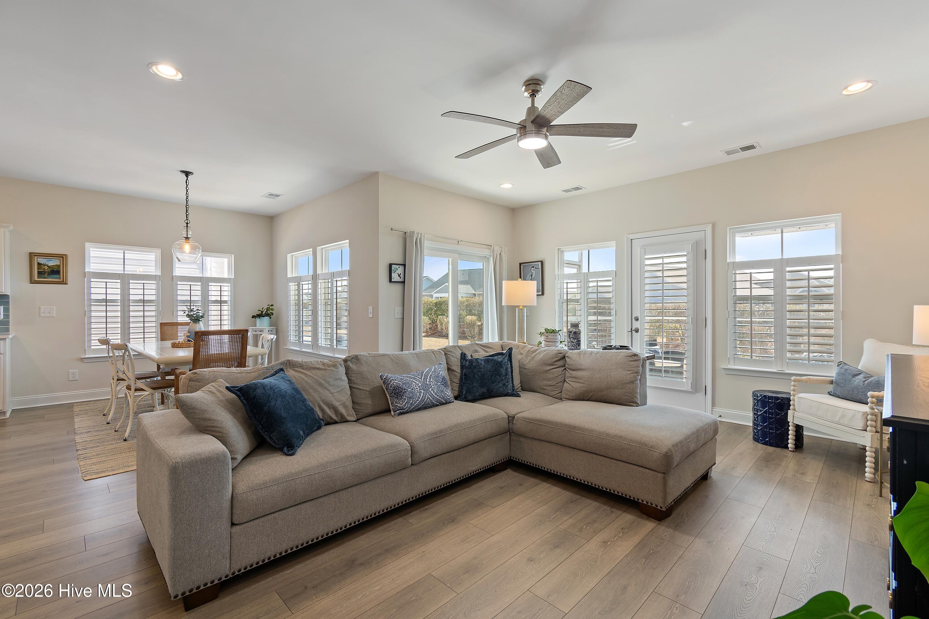 100555351 | Photo 13