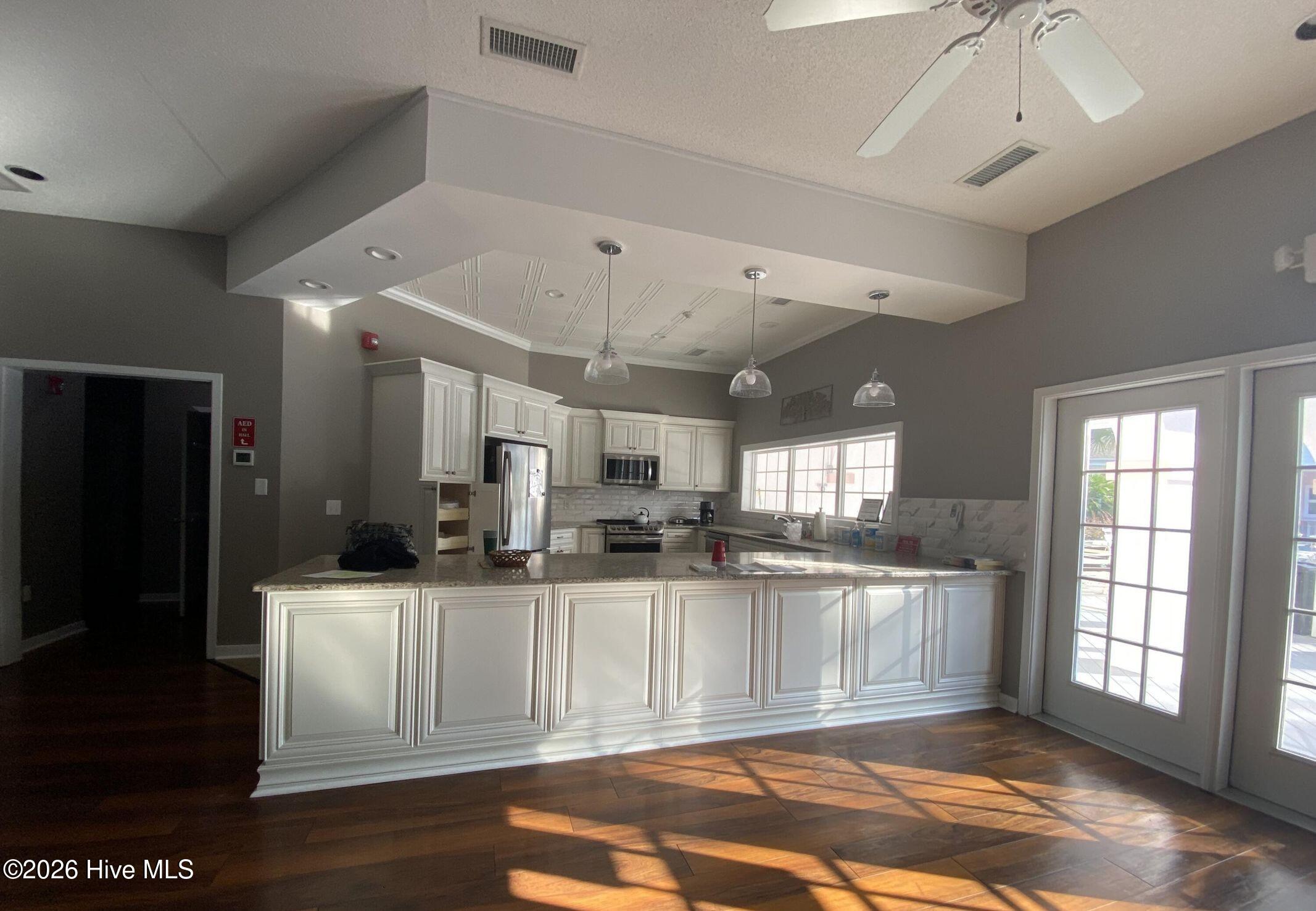 100561923 | Photo 59