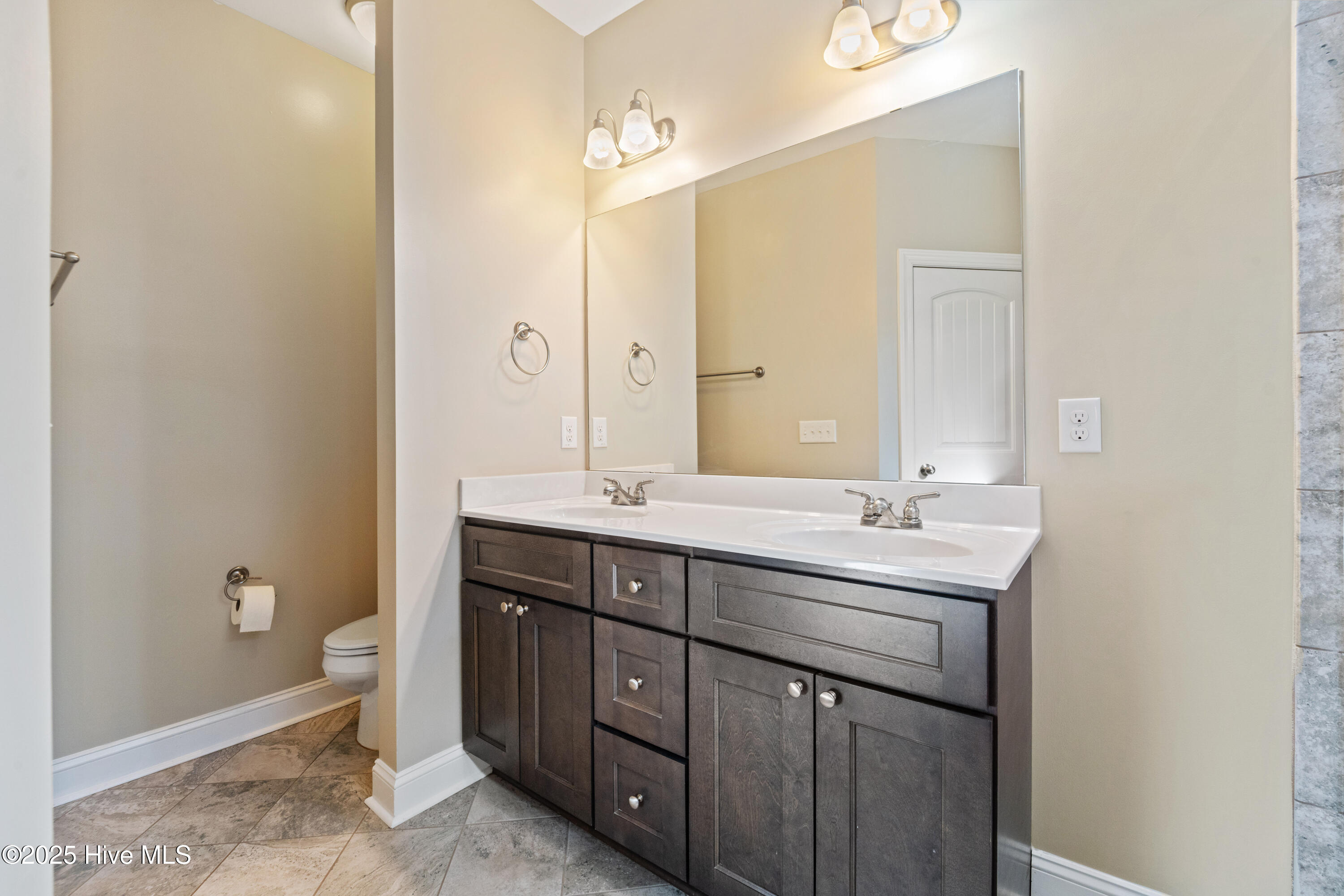 100546370 | Photo 11