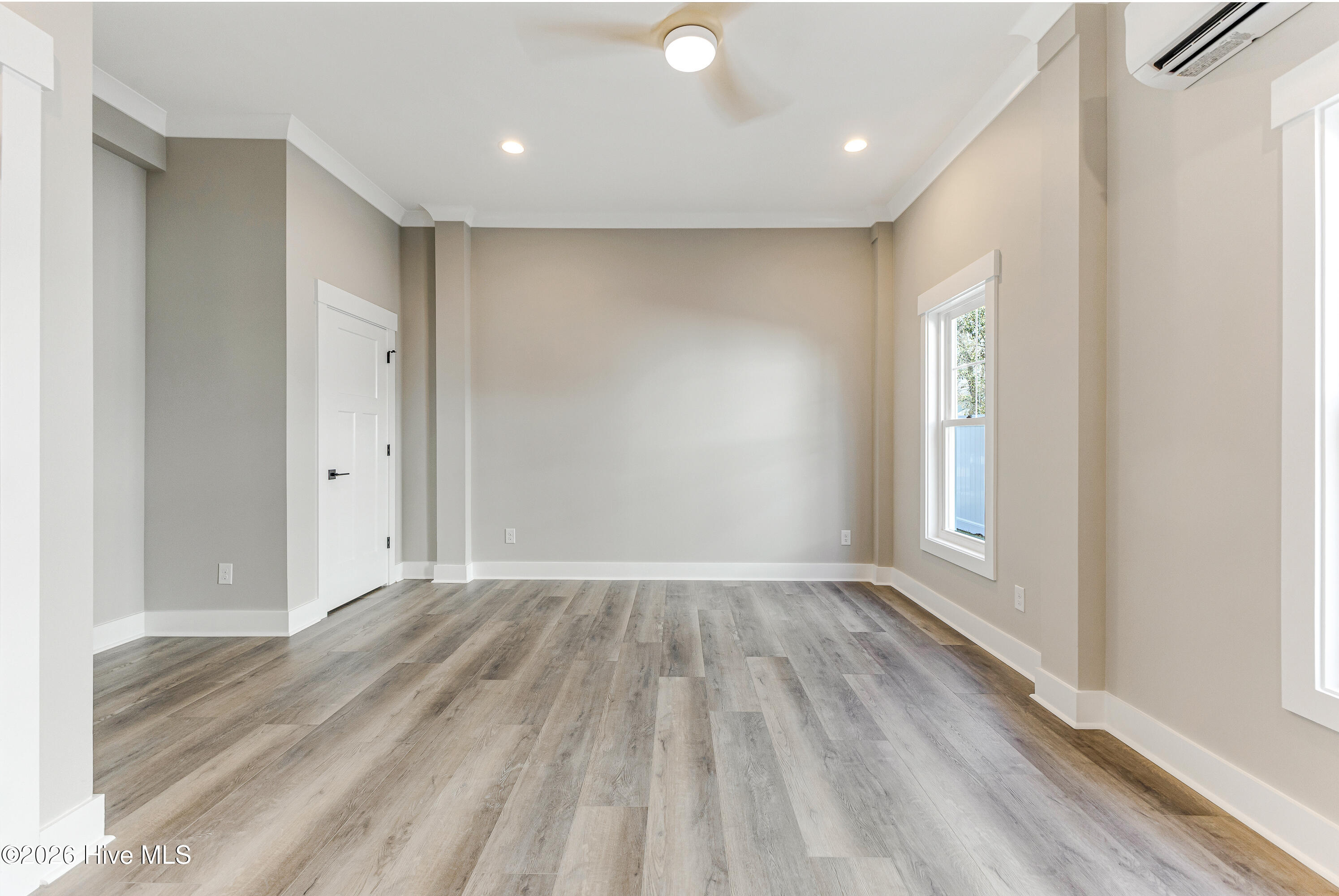 100564365 | Photo 36