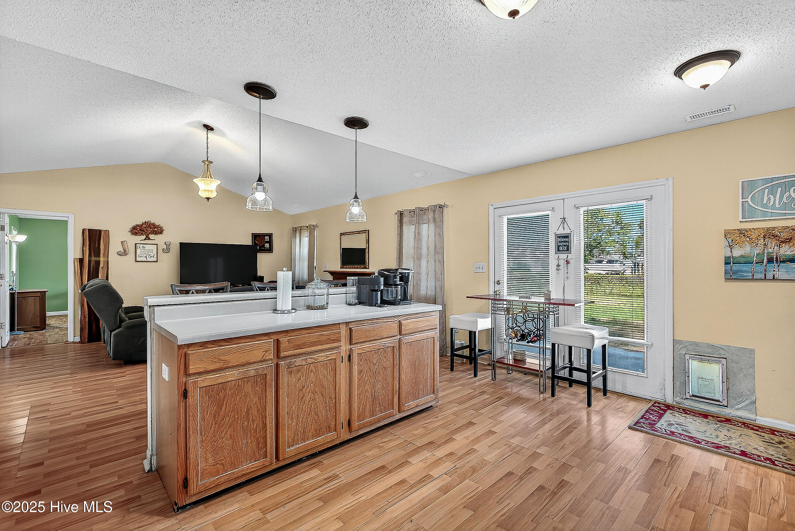 100537461 | Photo 12