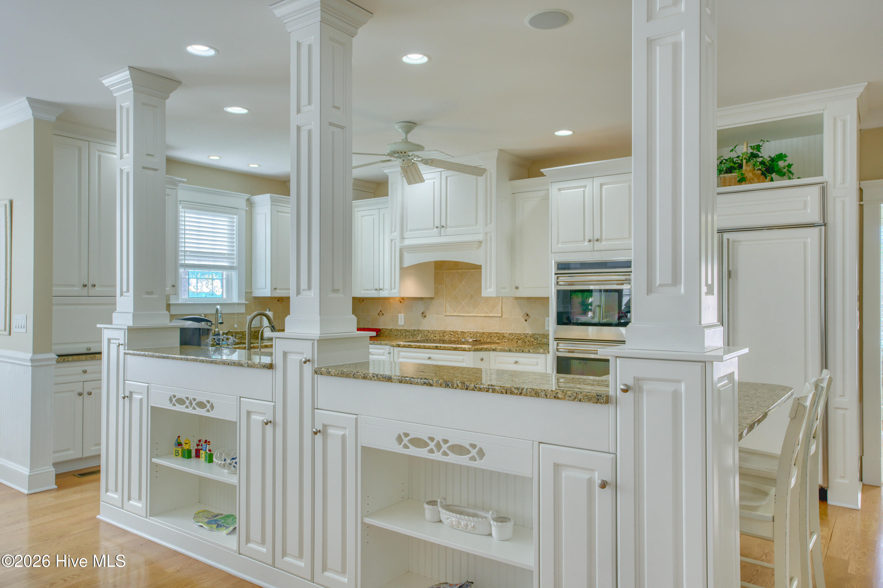 100549111 | Photo 38