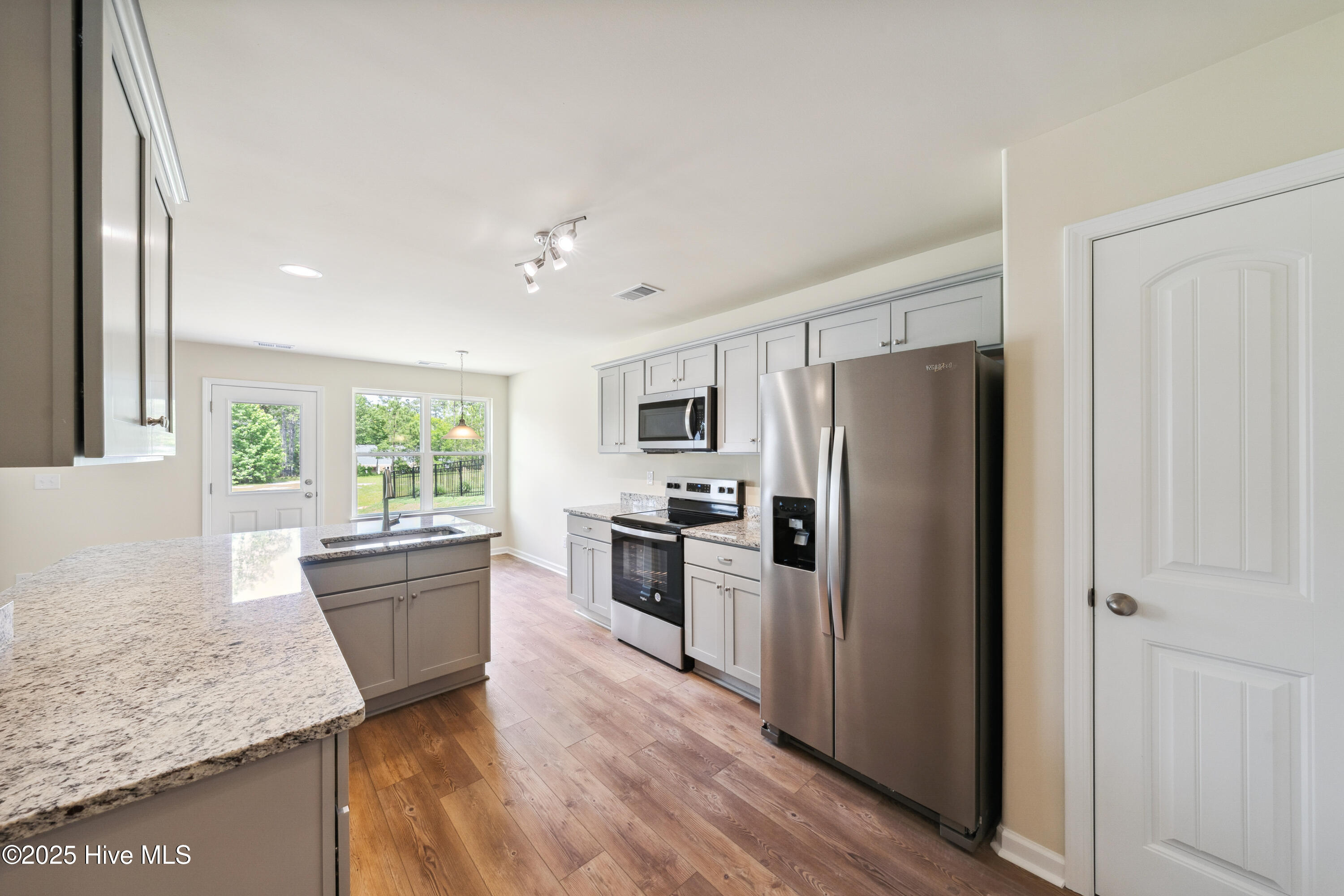 100485279 | Photo 21