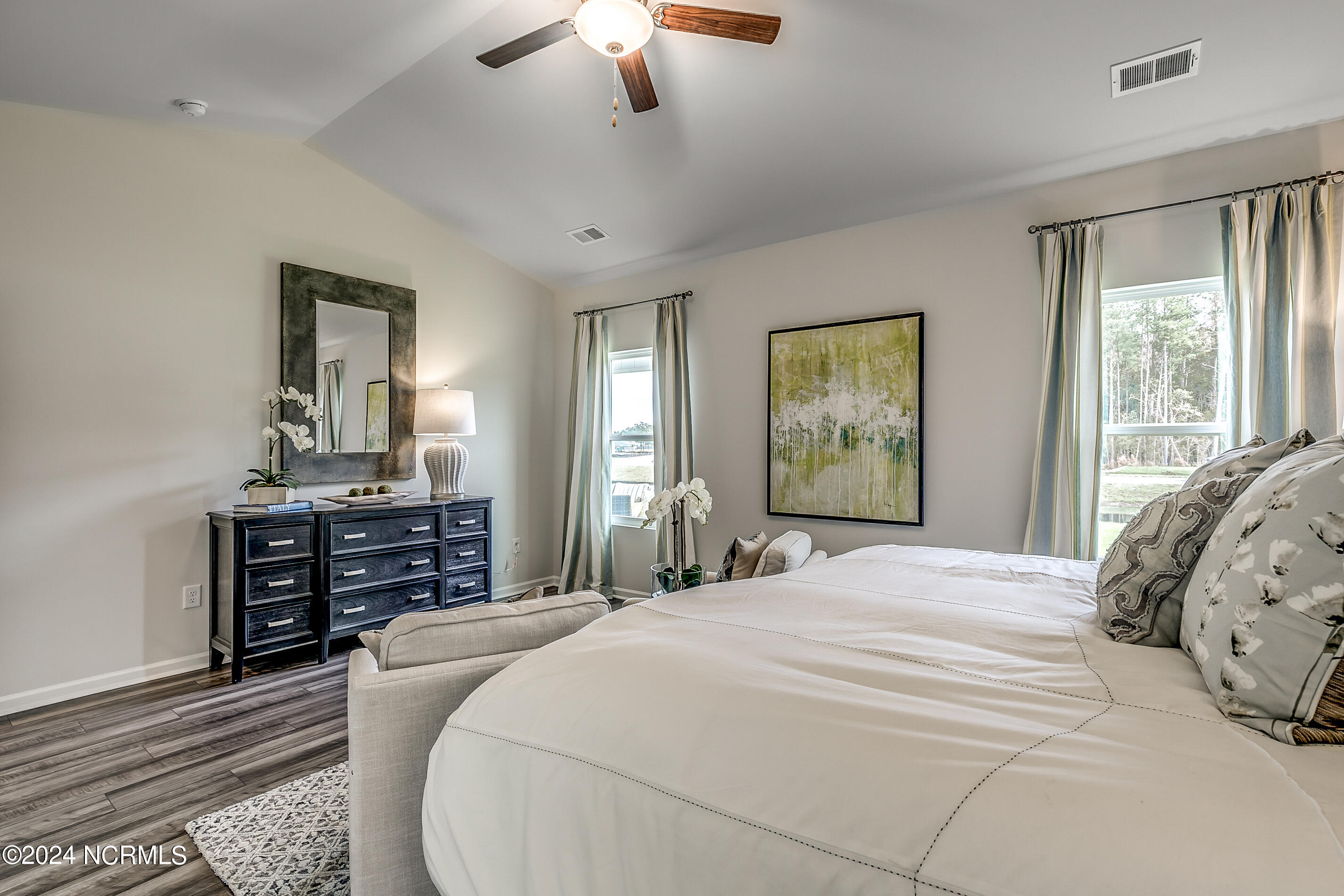 100567932 | Photo 23