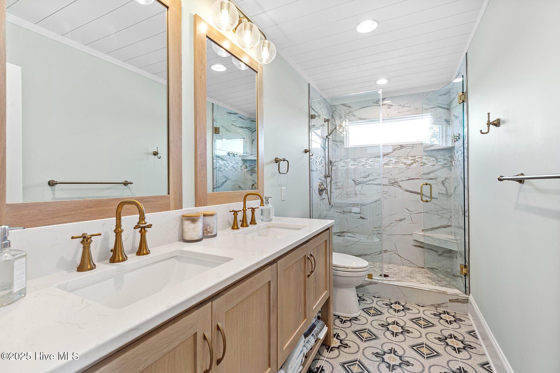 100540813 | Photo 50