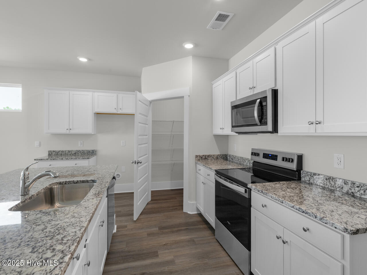 100556924 | Photo 12