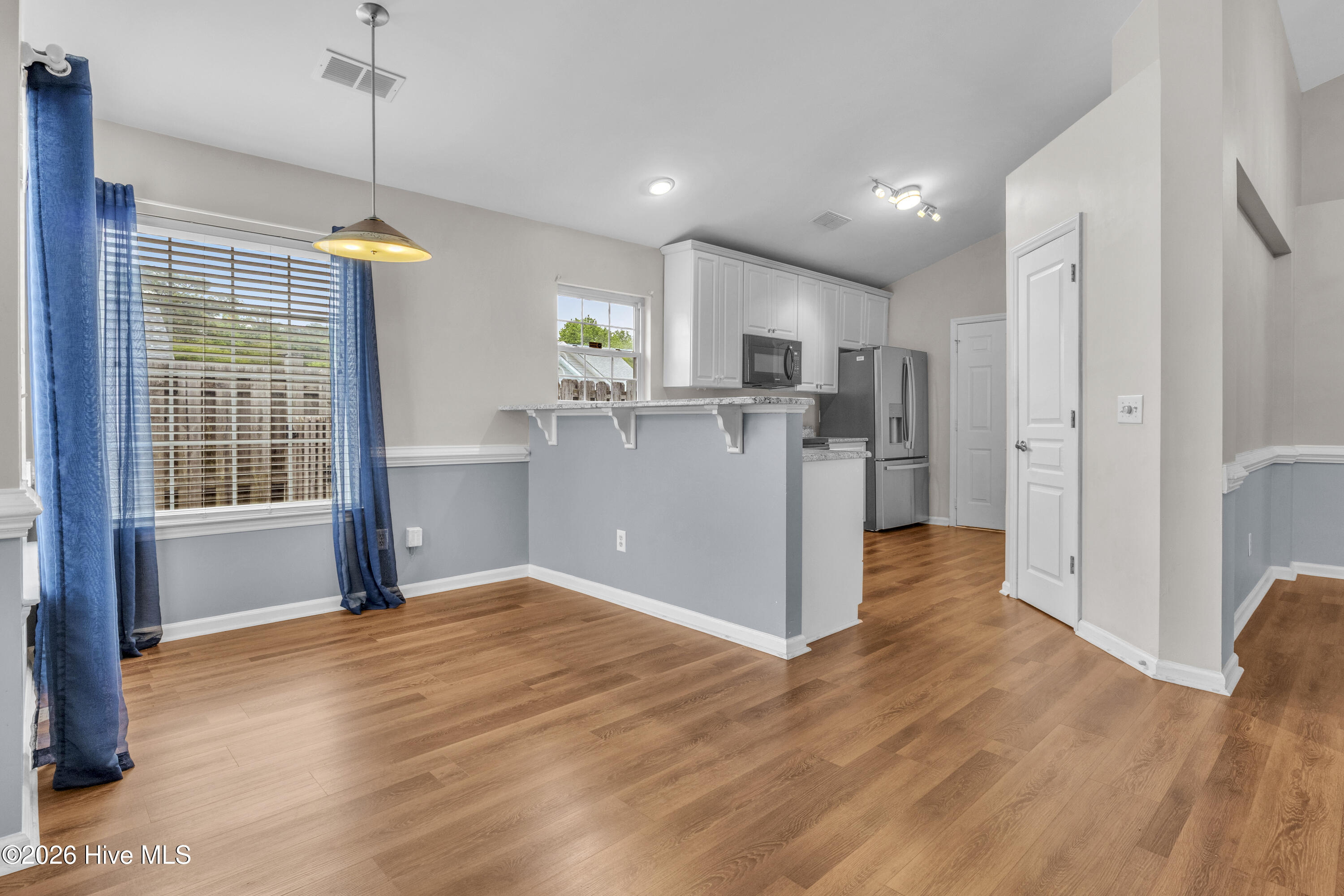 100560677 | Photo 11