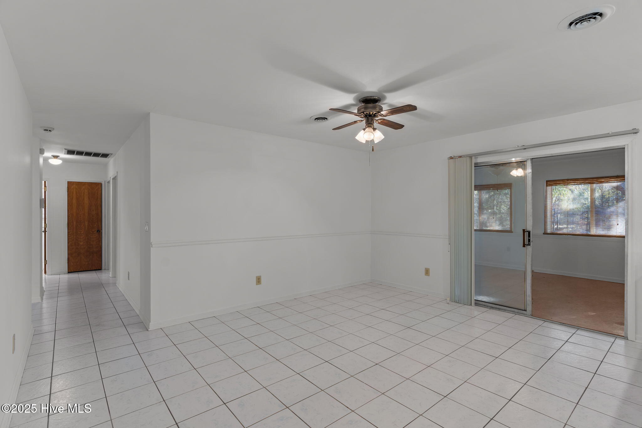 100545150 | Photo 14