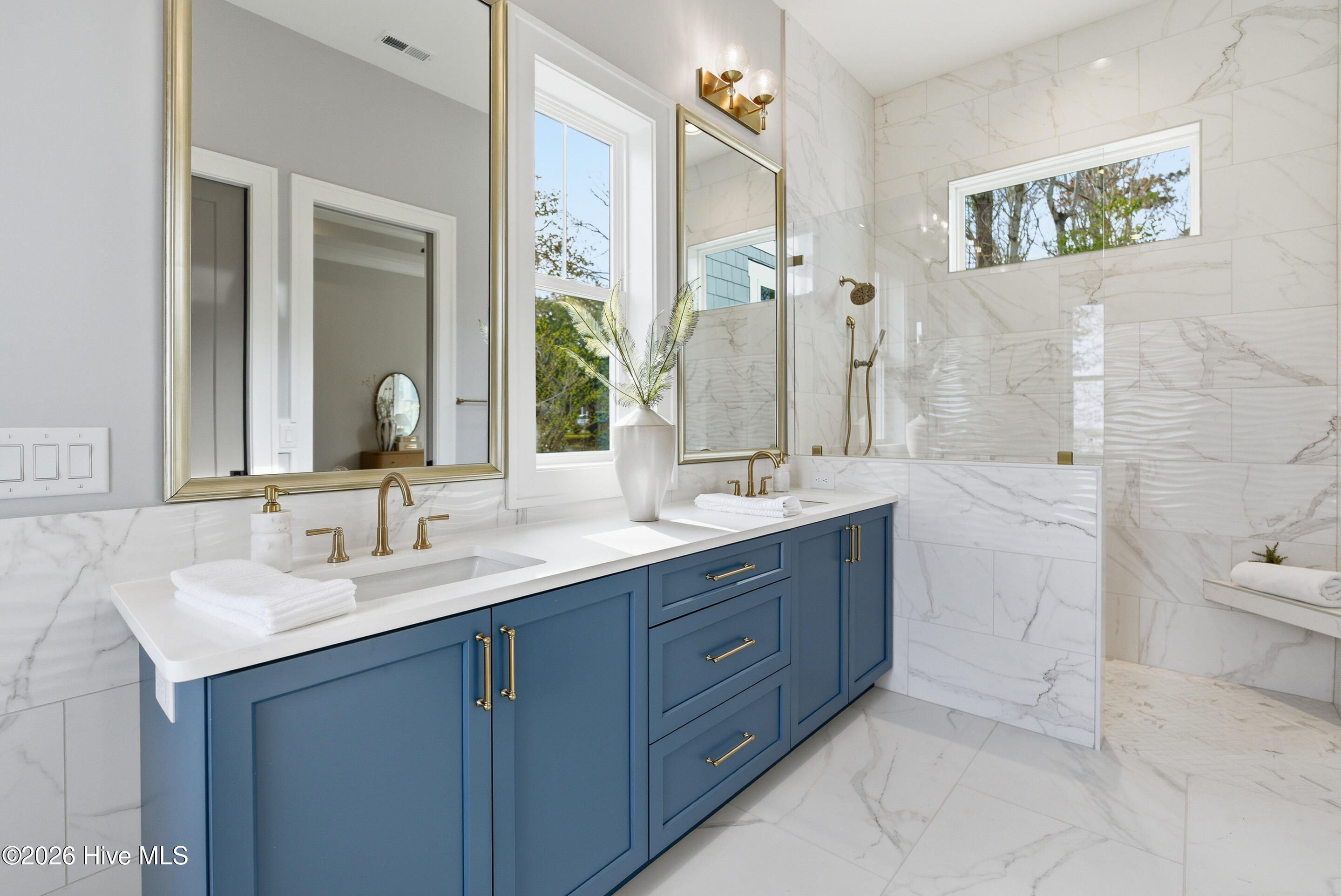 100562984 | Photo 34