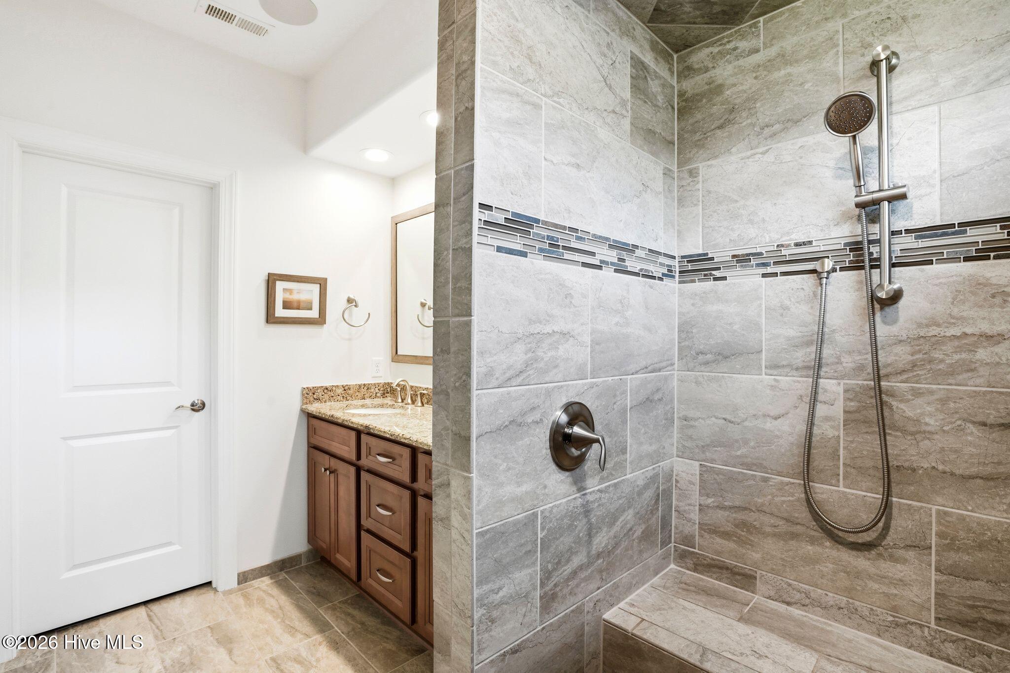 100569004 | Photo 36