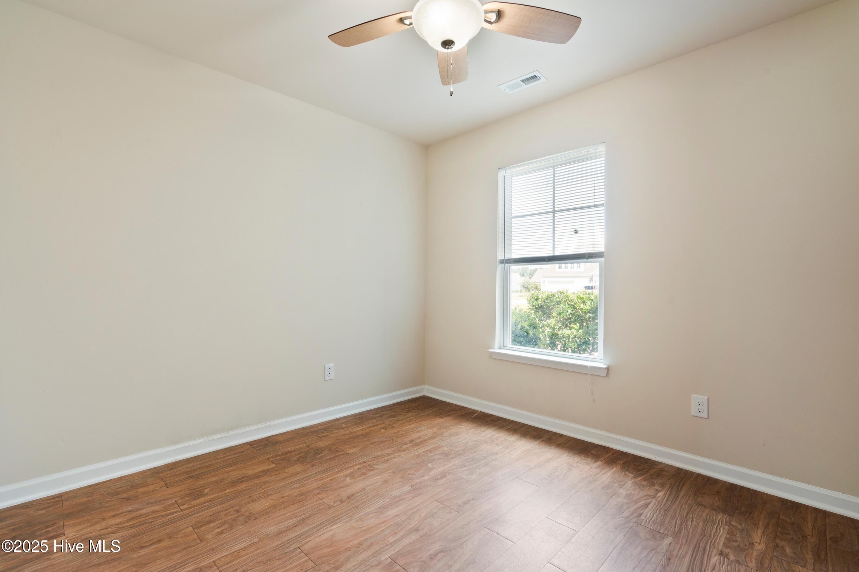 100525343 | Photo 18