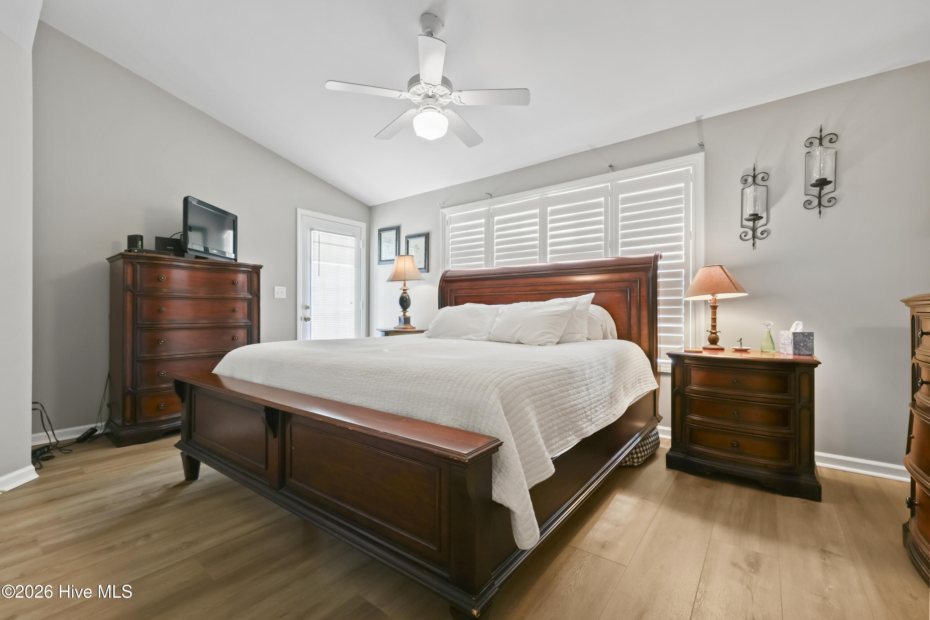 100547301 | Photo 21