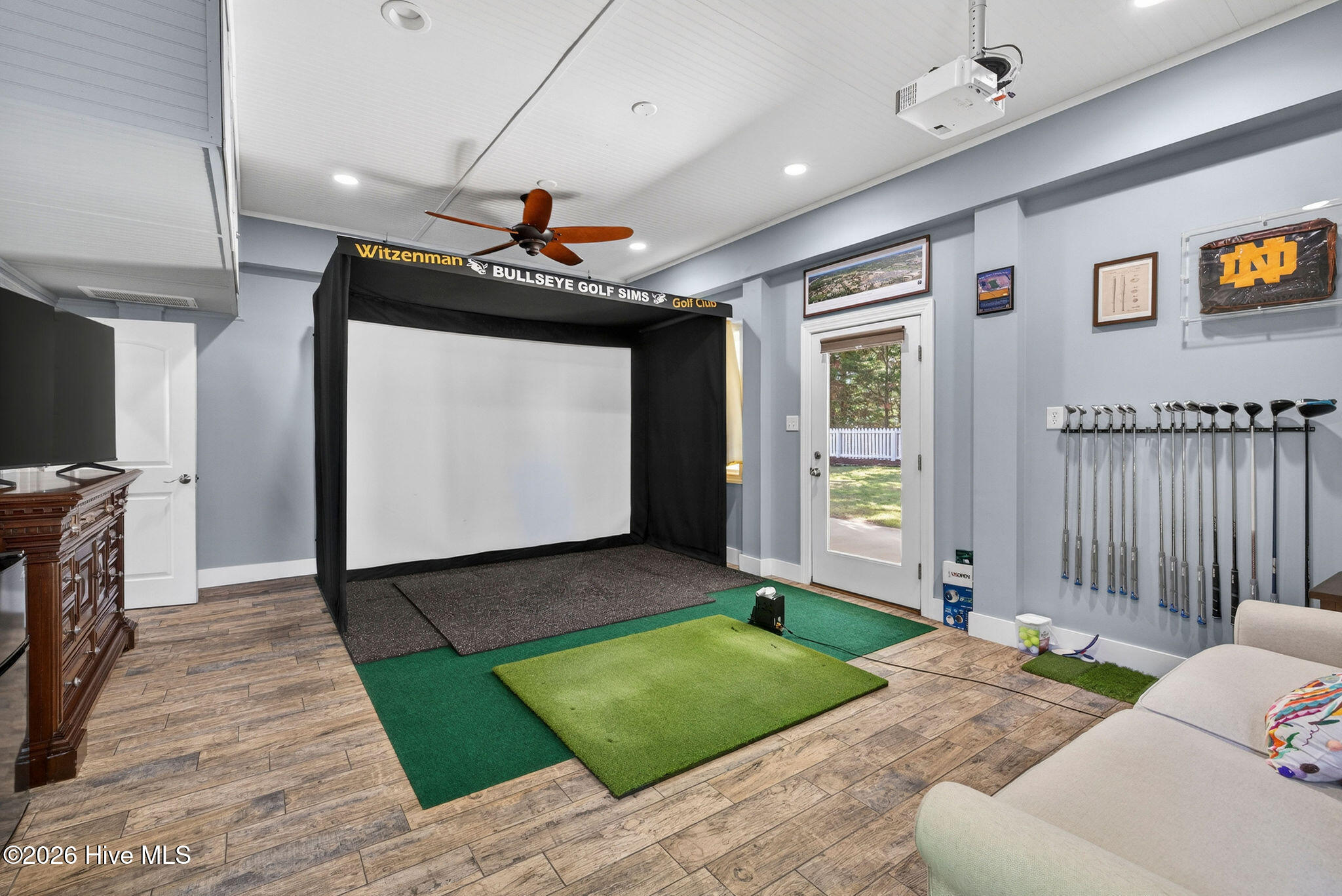 100570117 | Photo 41