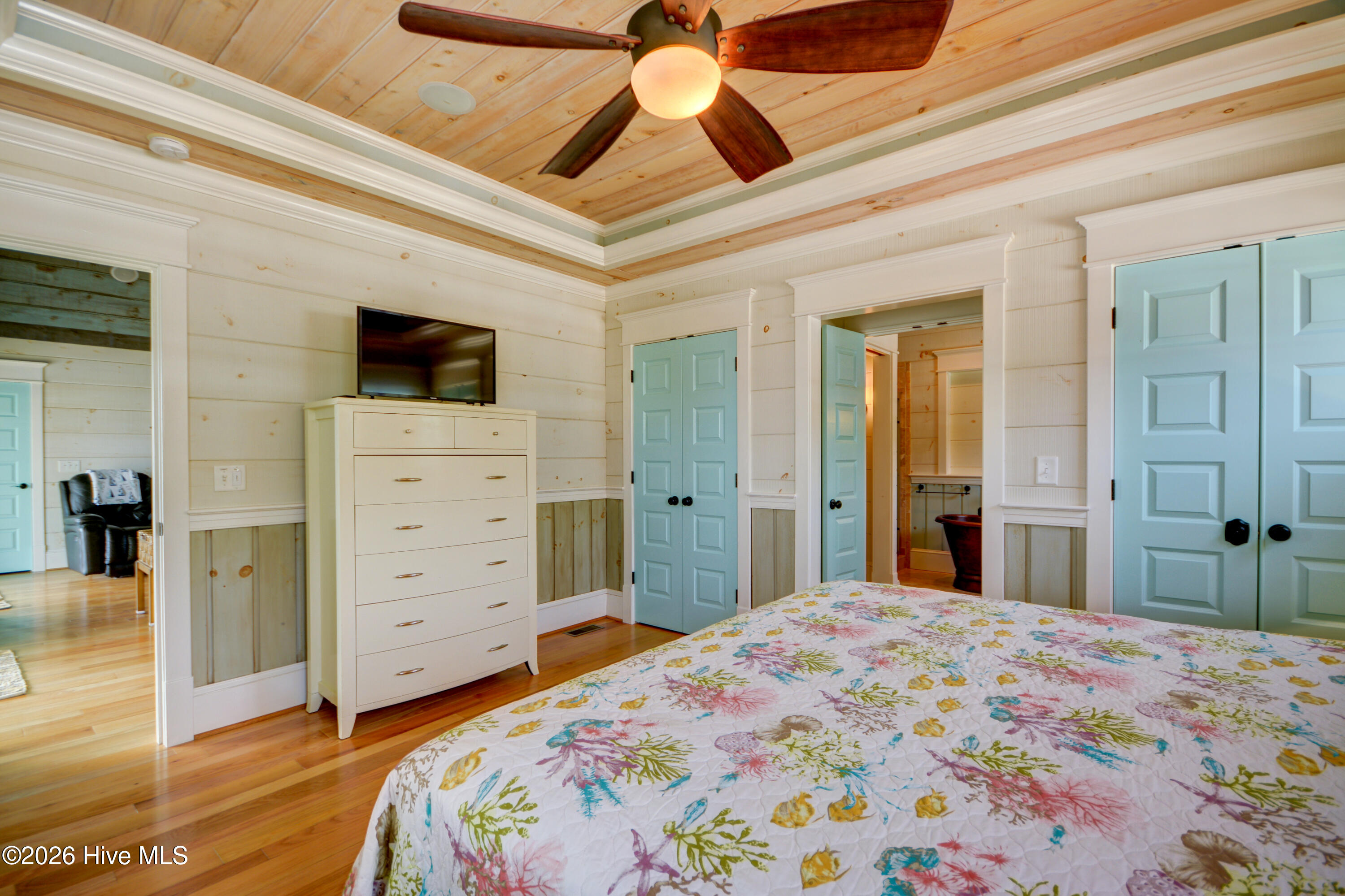 100565918 | Photo 13