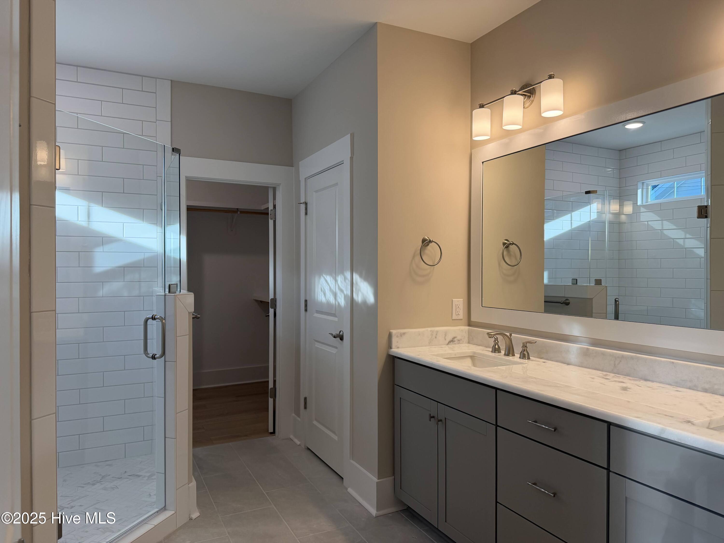 100530323 | Photo 15