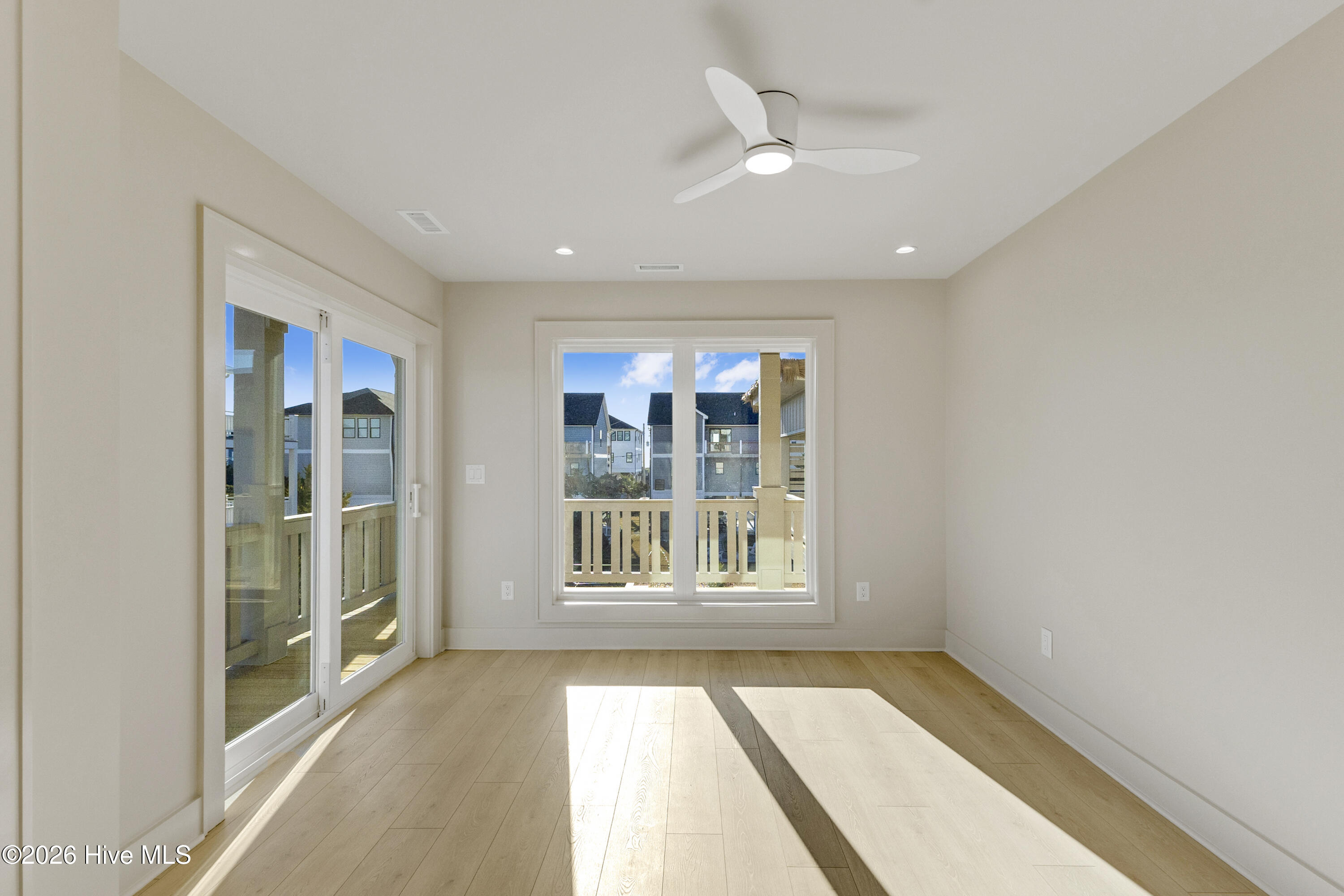 100551953 | Photo 78