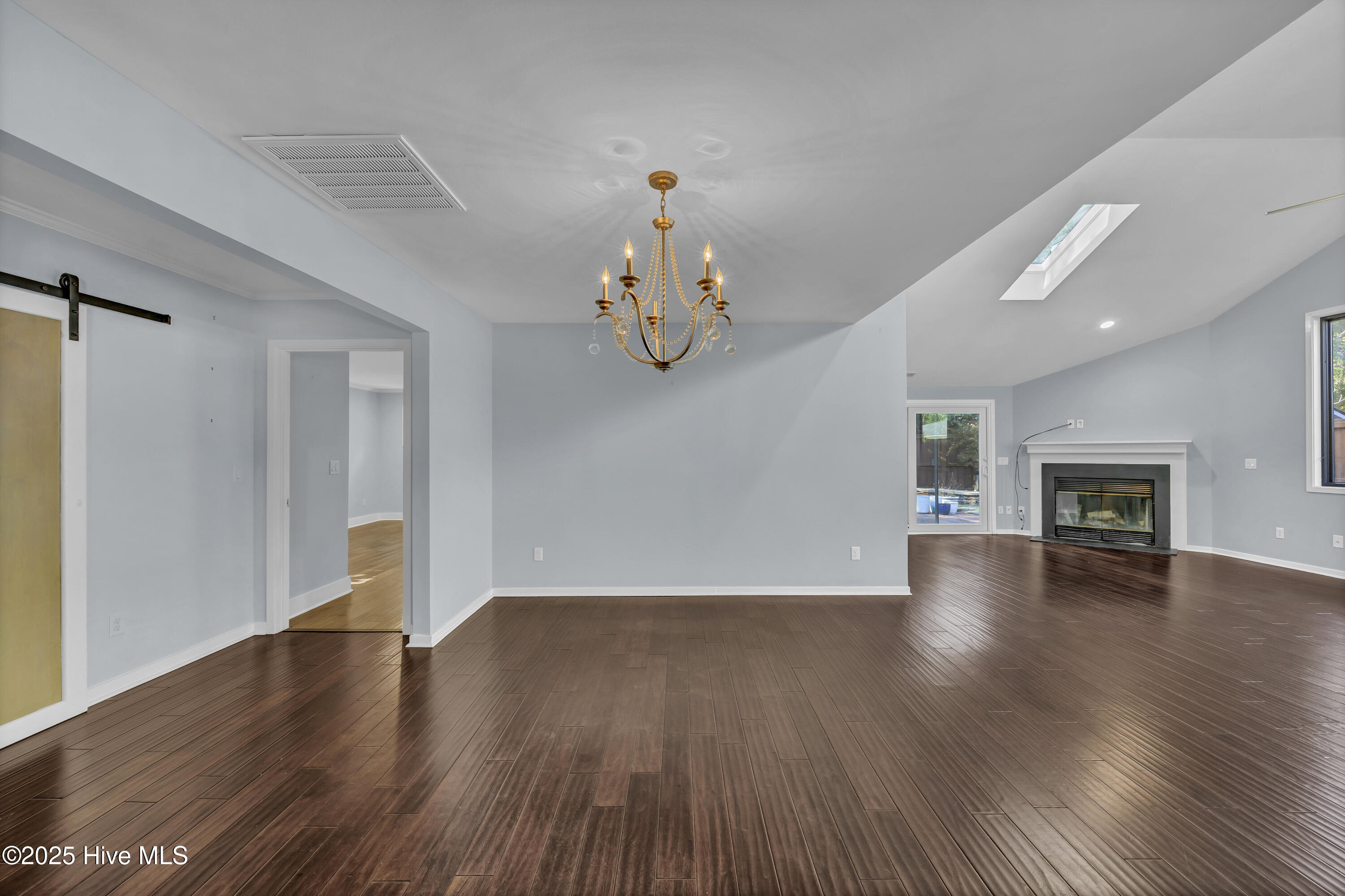 100540470 | Photo 12