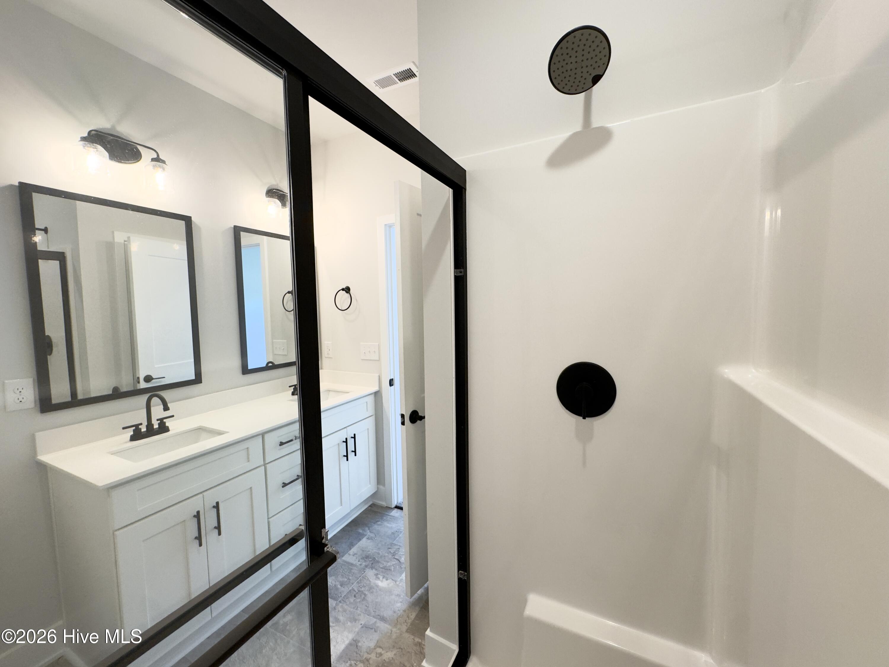 100548866 | Photo 15