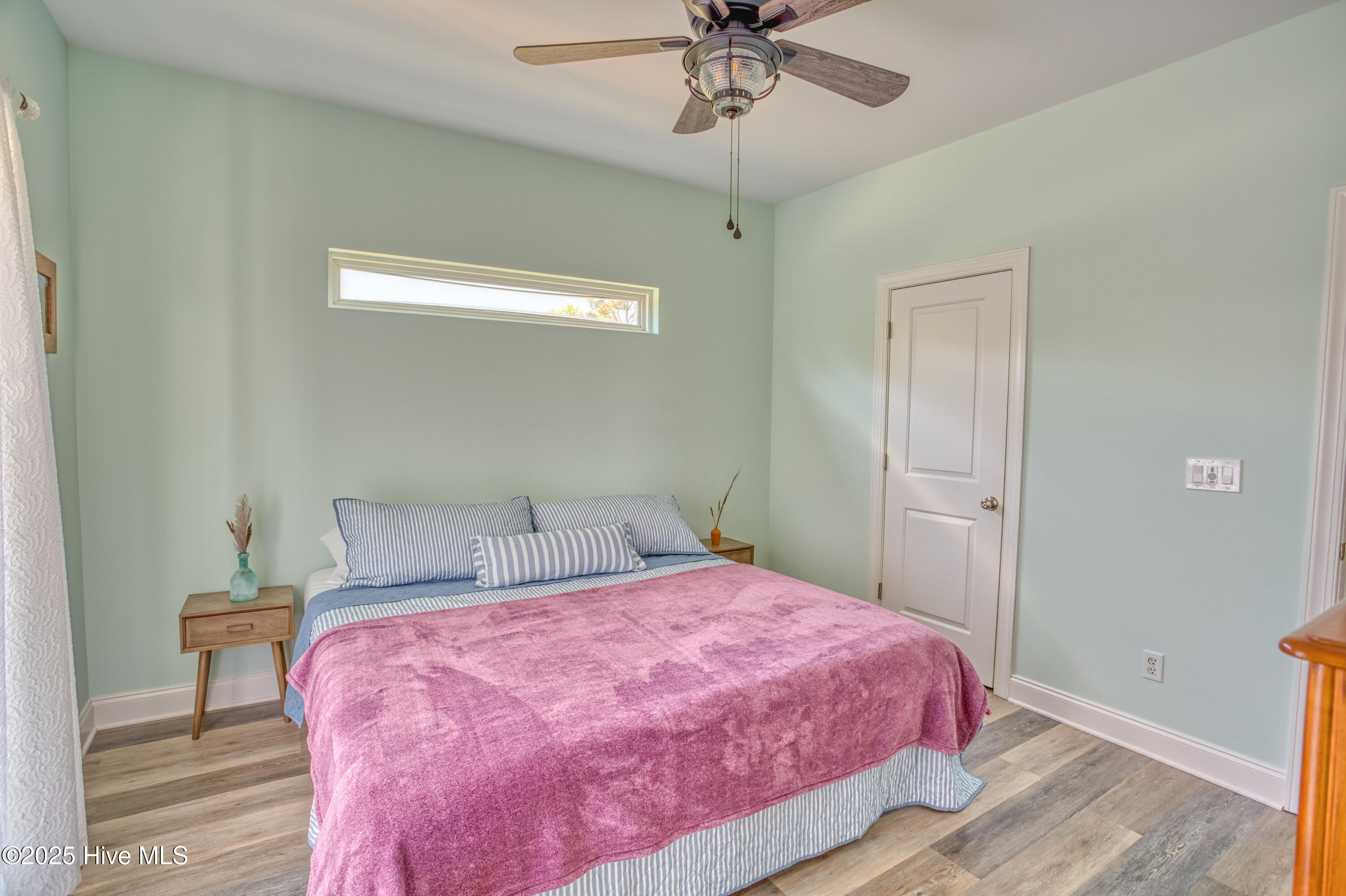 100559318 | Photo 15