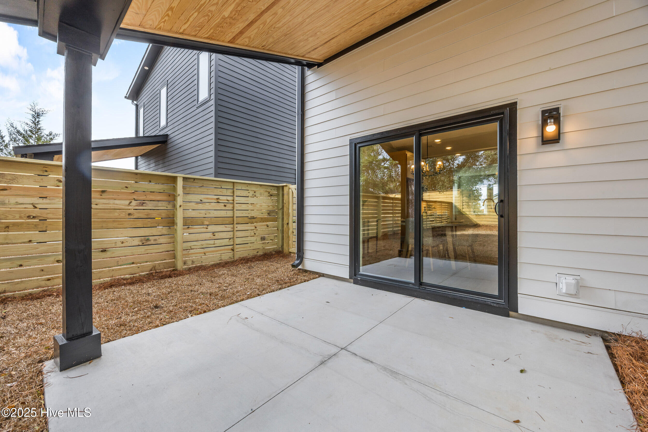 100557890 | Photo 42