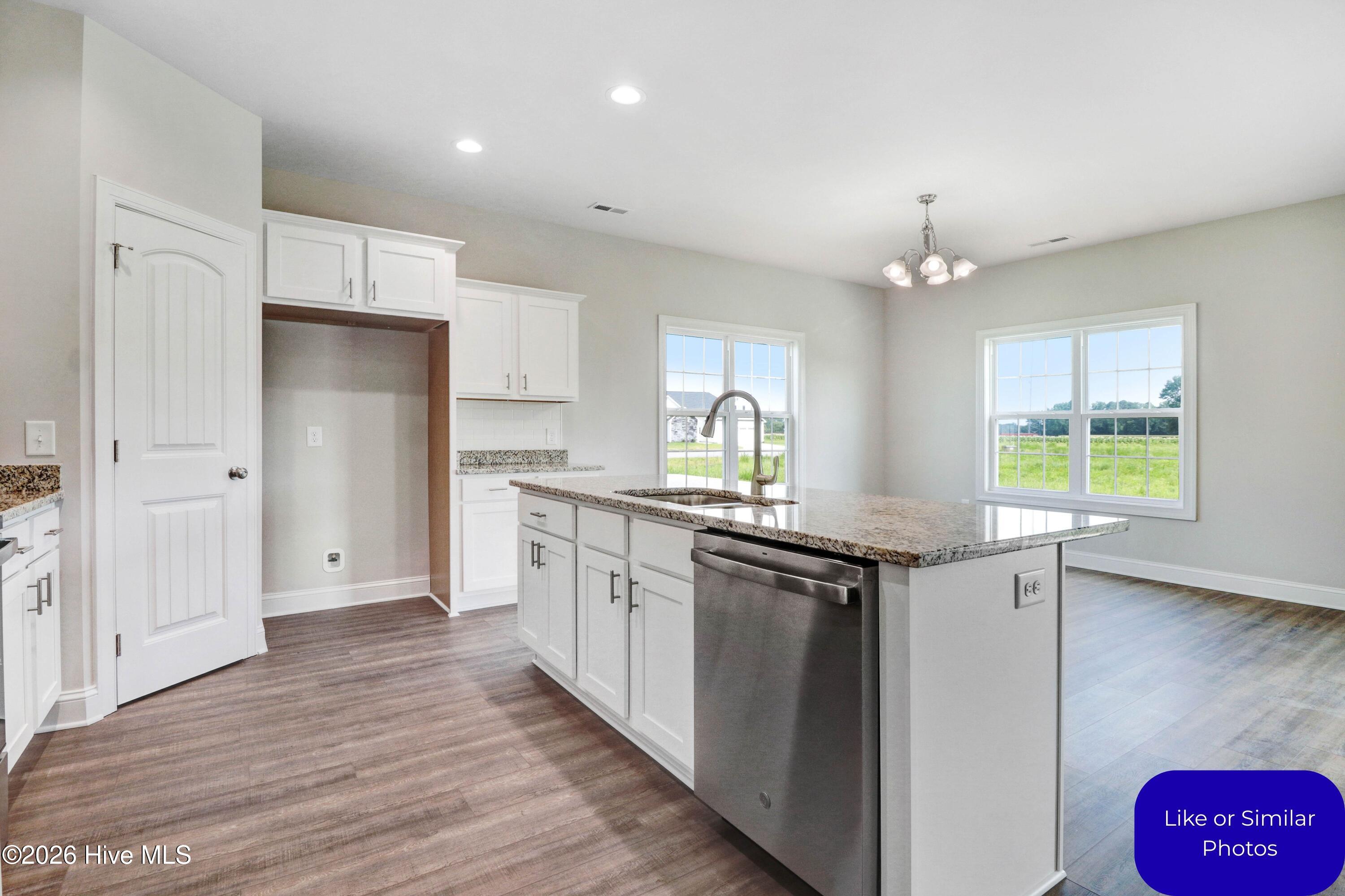 100570214 | Photo 12