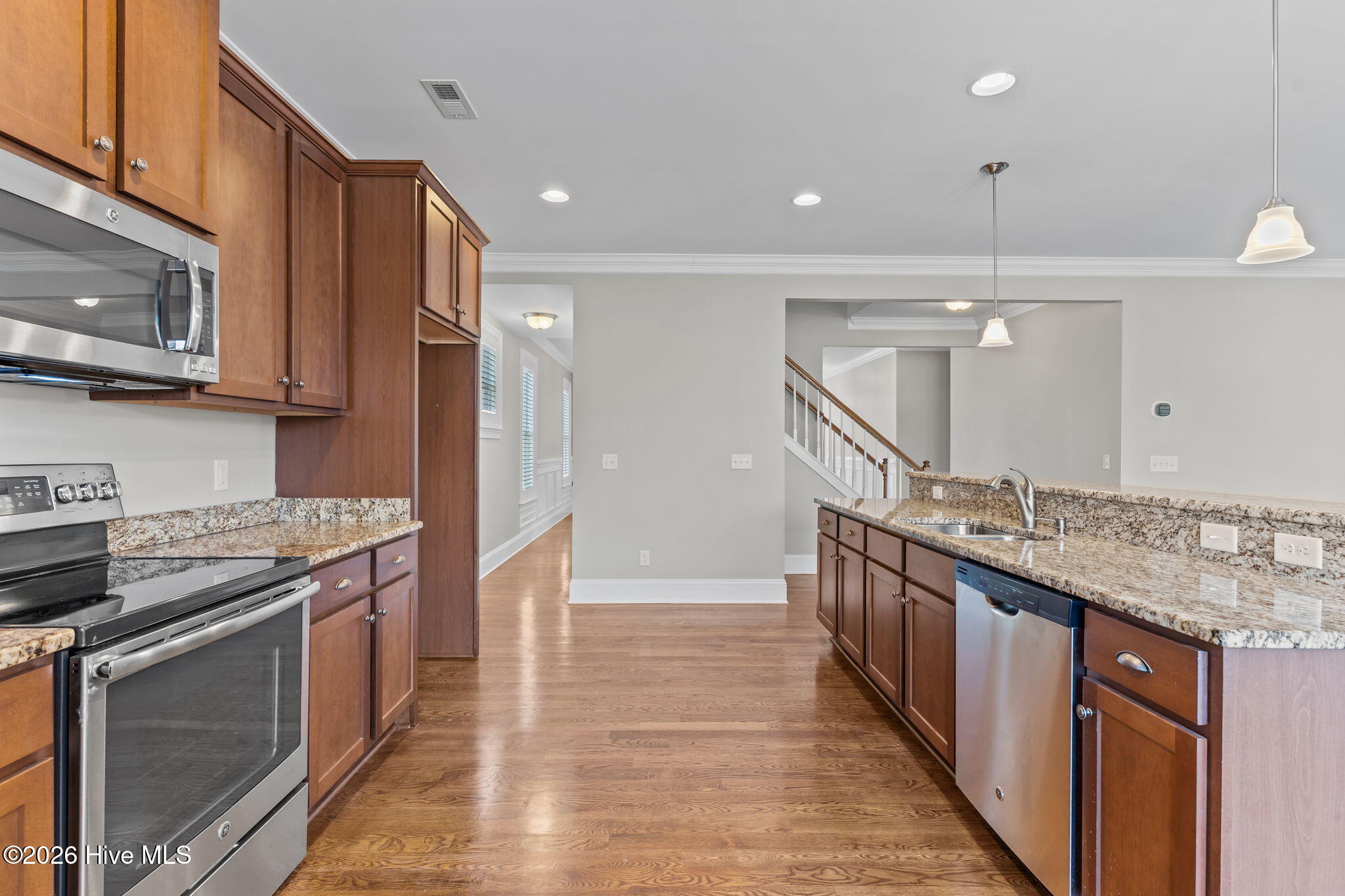 100555692 | Photo 15