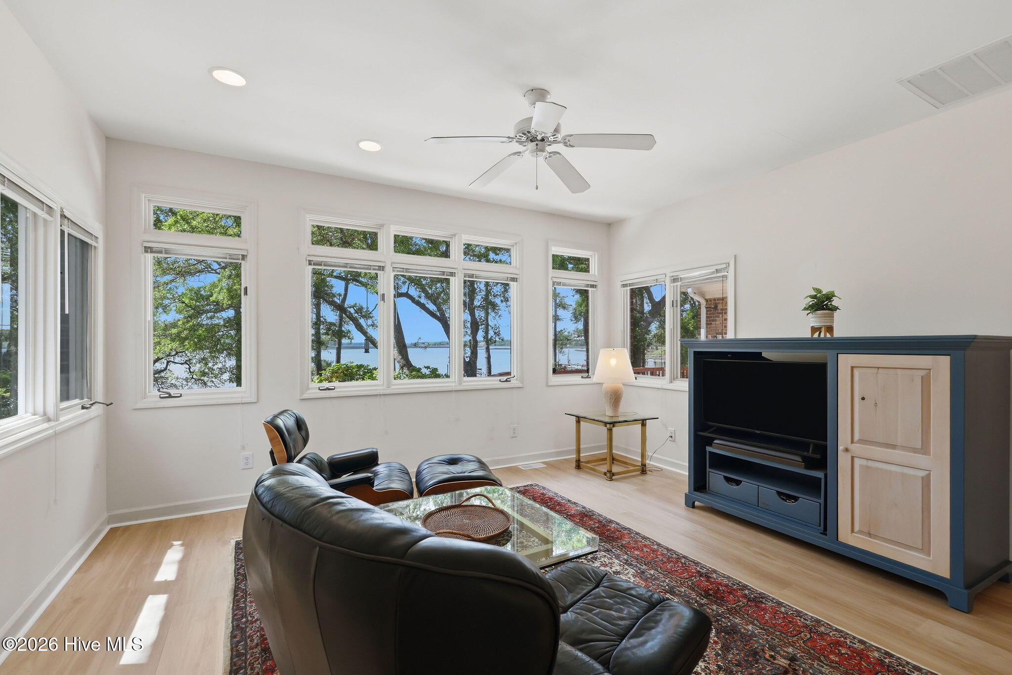 100570378 | Photo 12