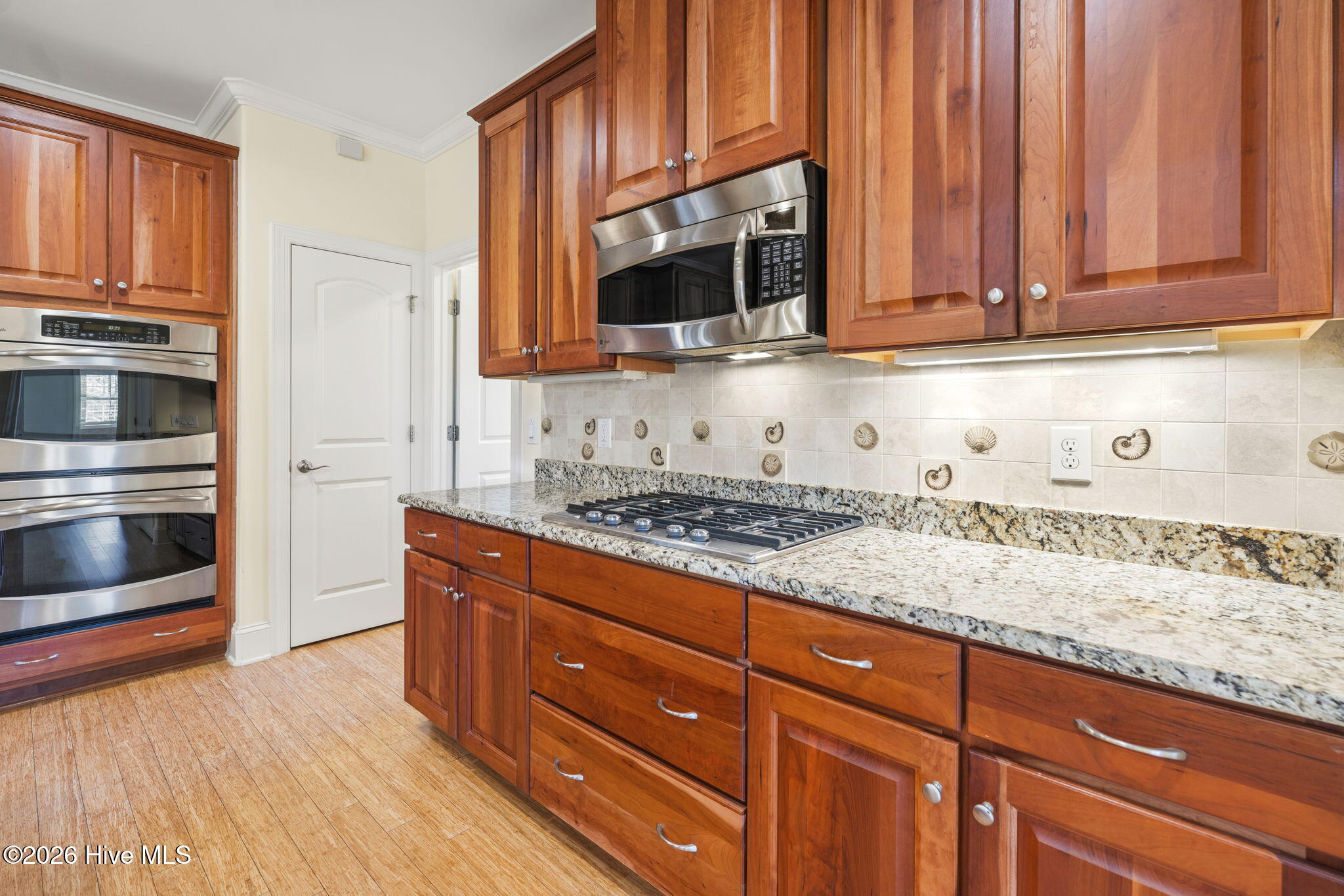 100568183 | Photo 15