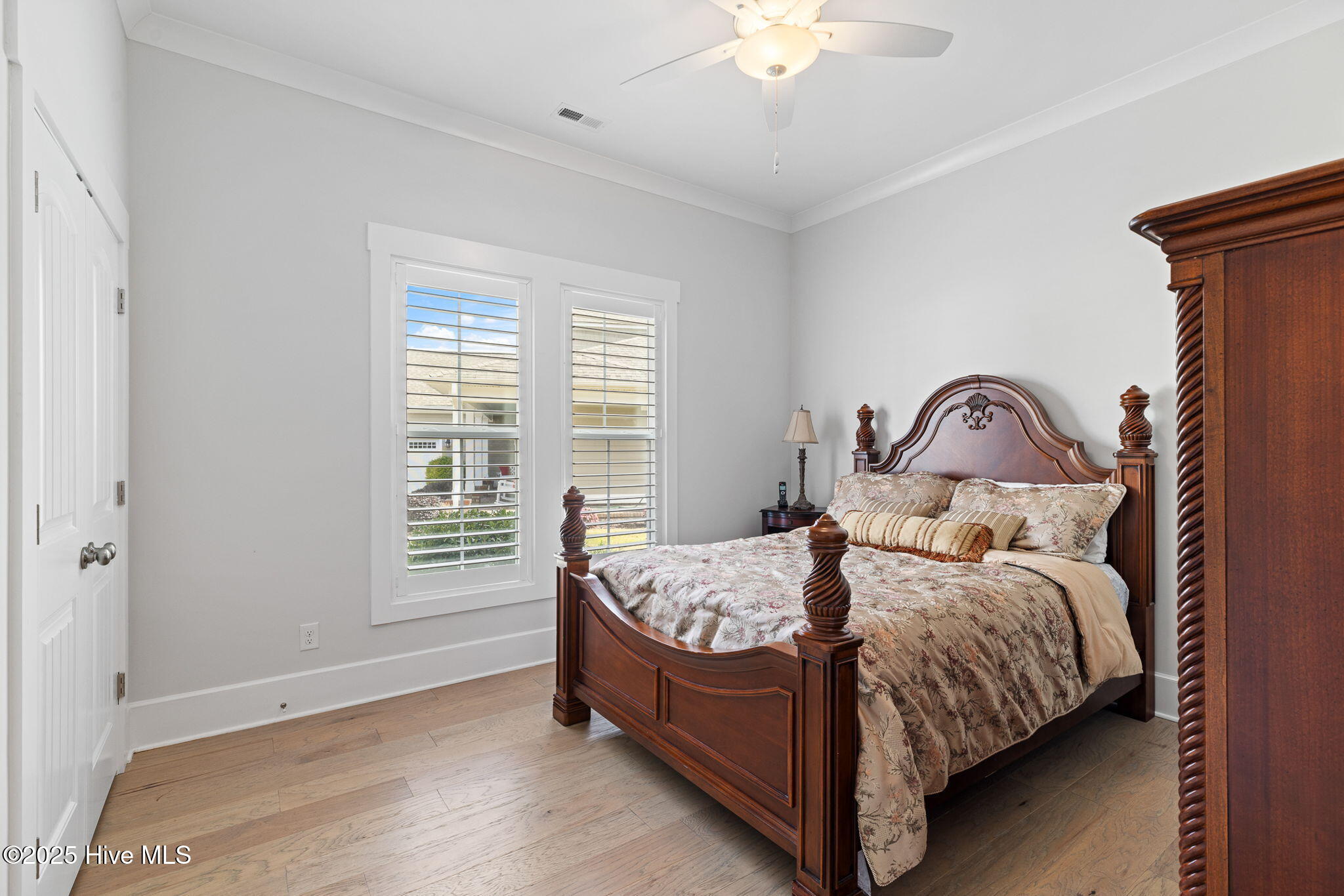 100541273 | Photo 32