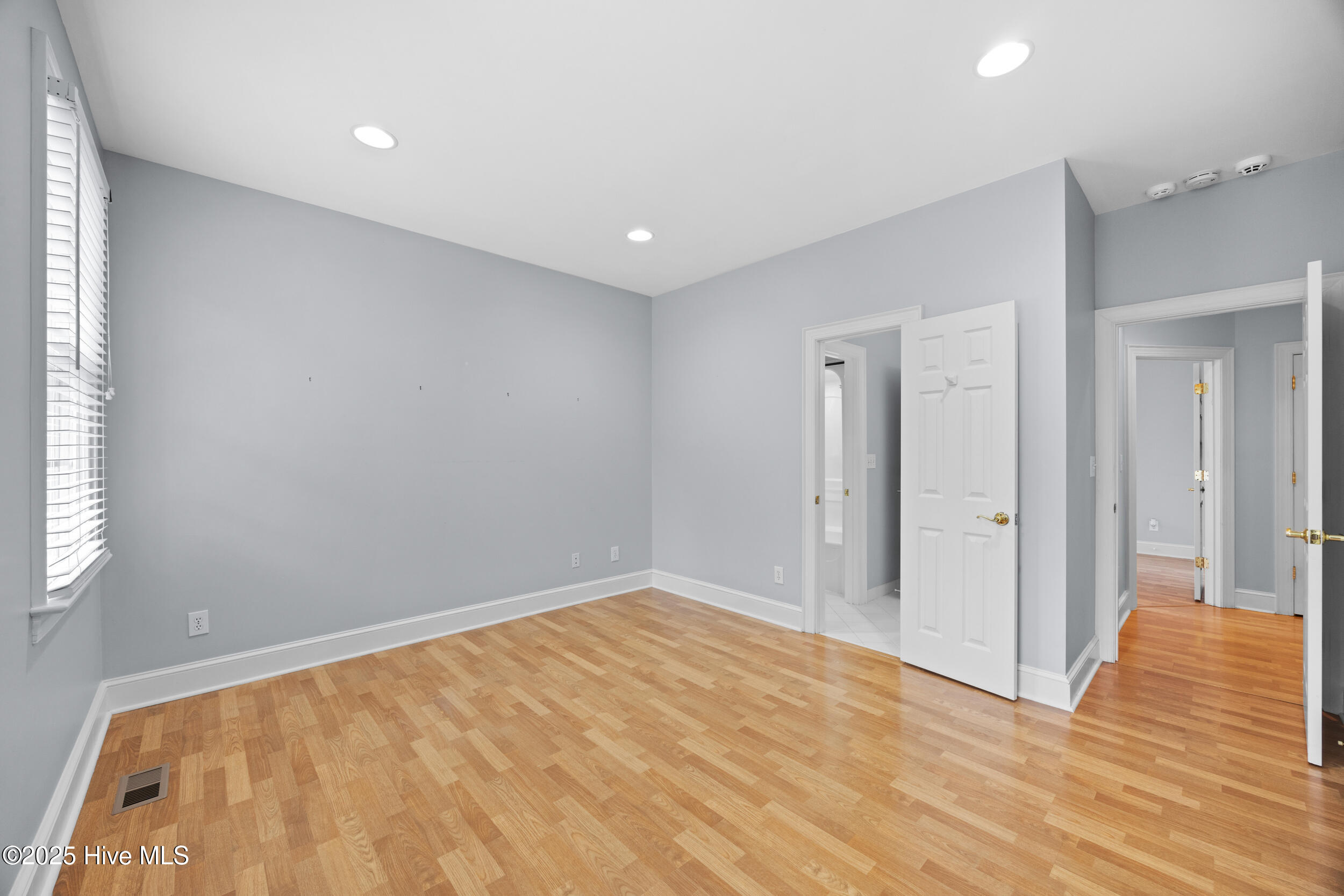 100538720 | Photo 40