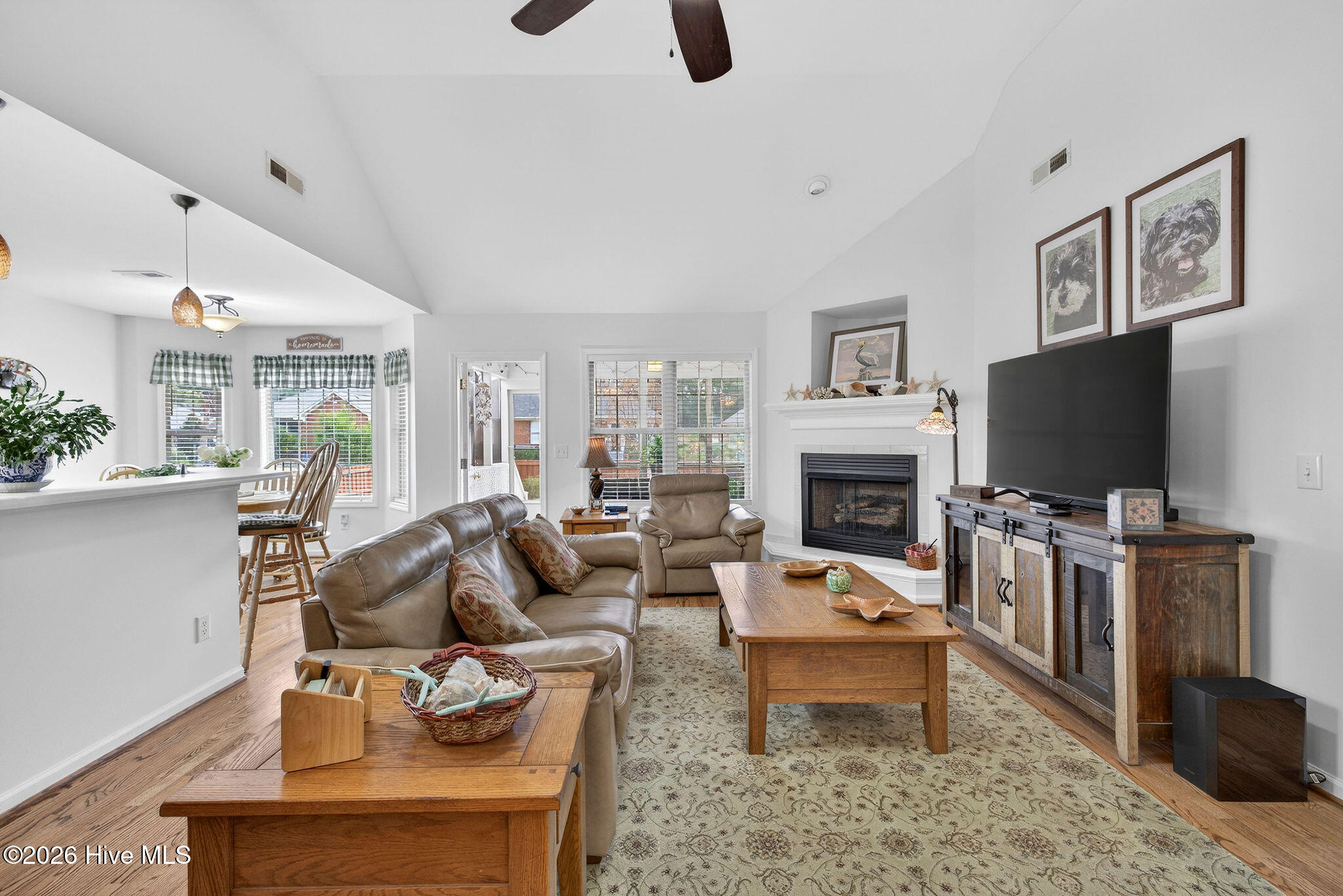 100557092 | Photo 11