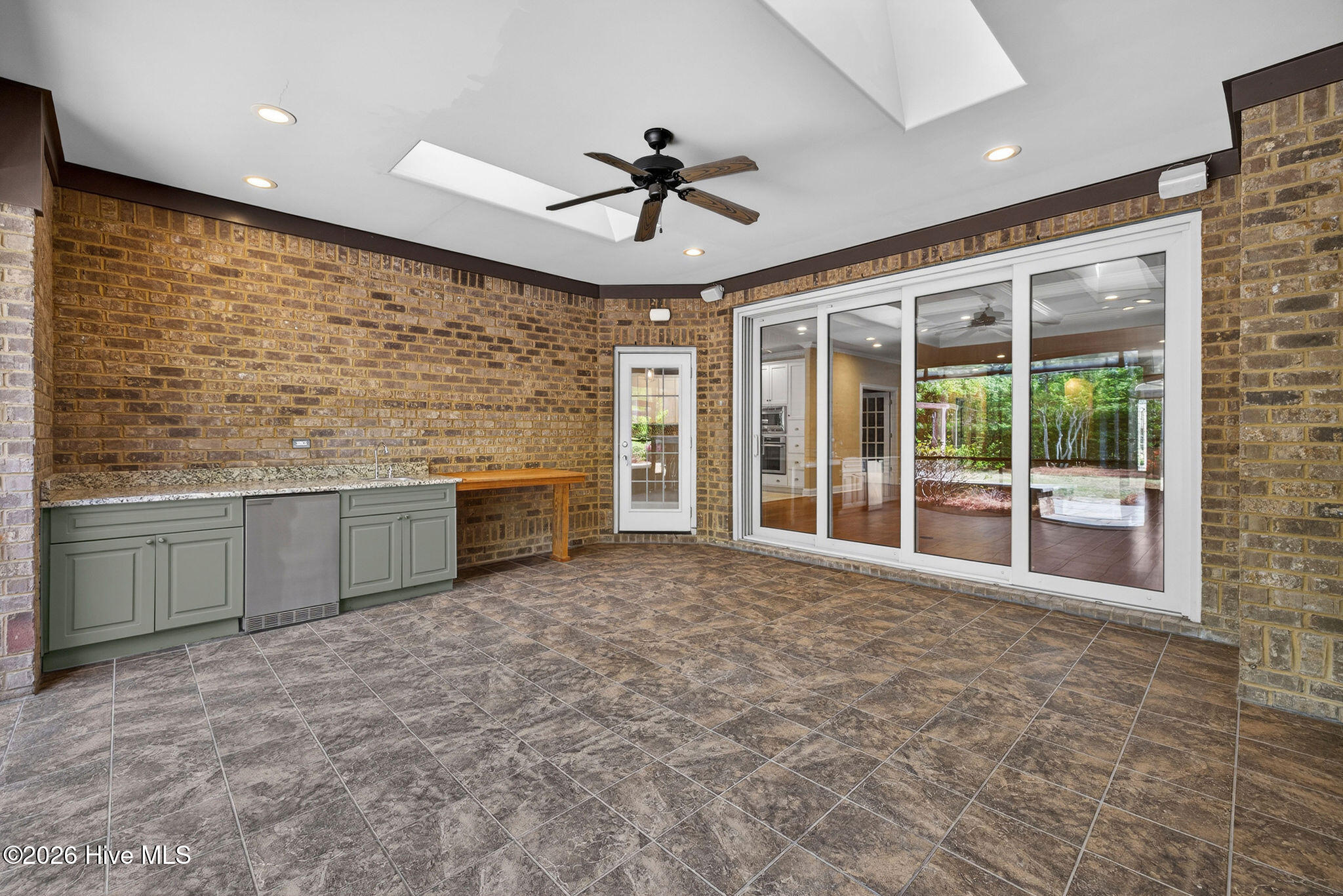 100566278 | Photo 14