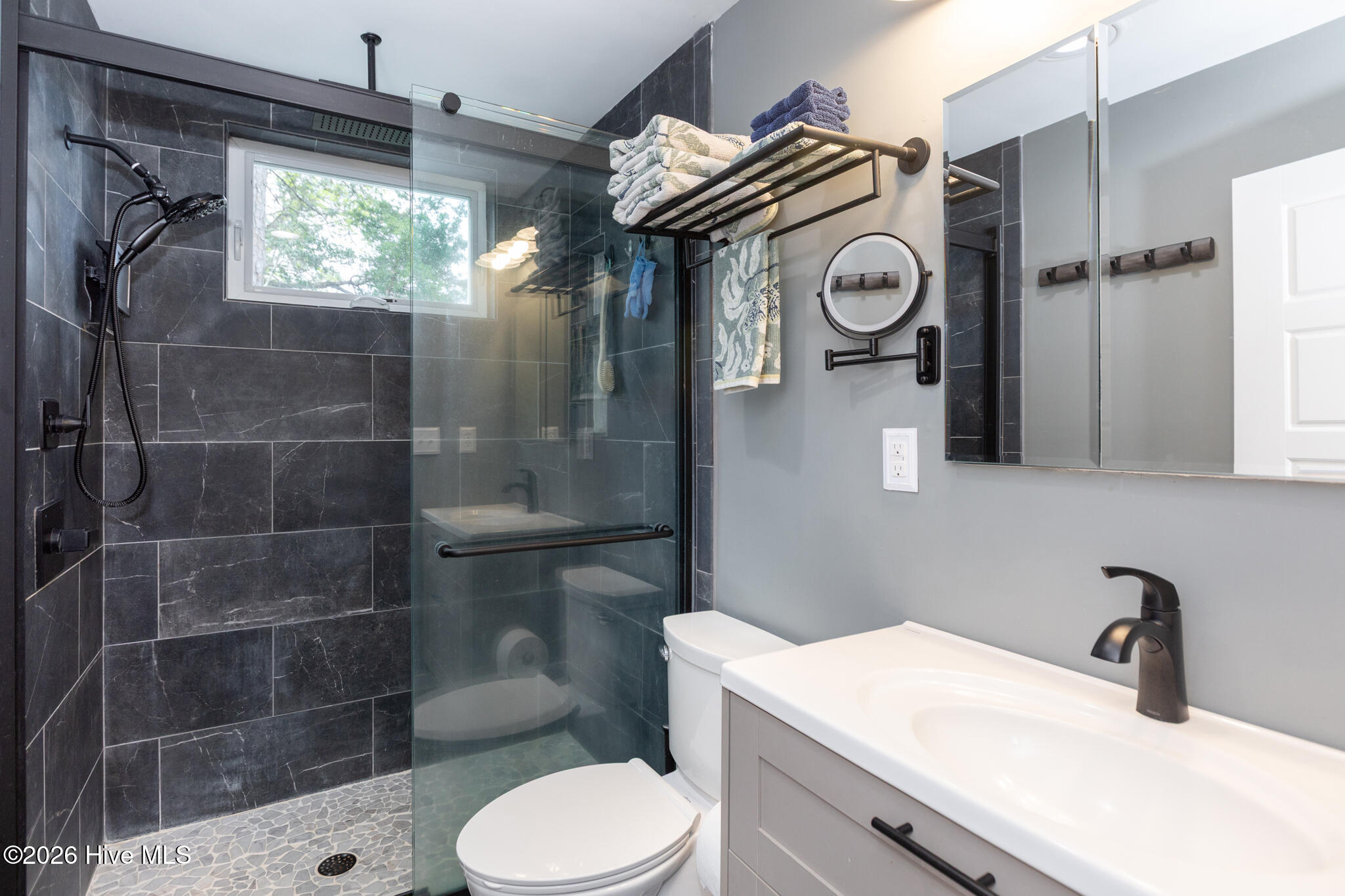 100565718 | Photo 22