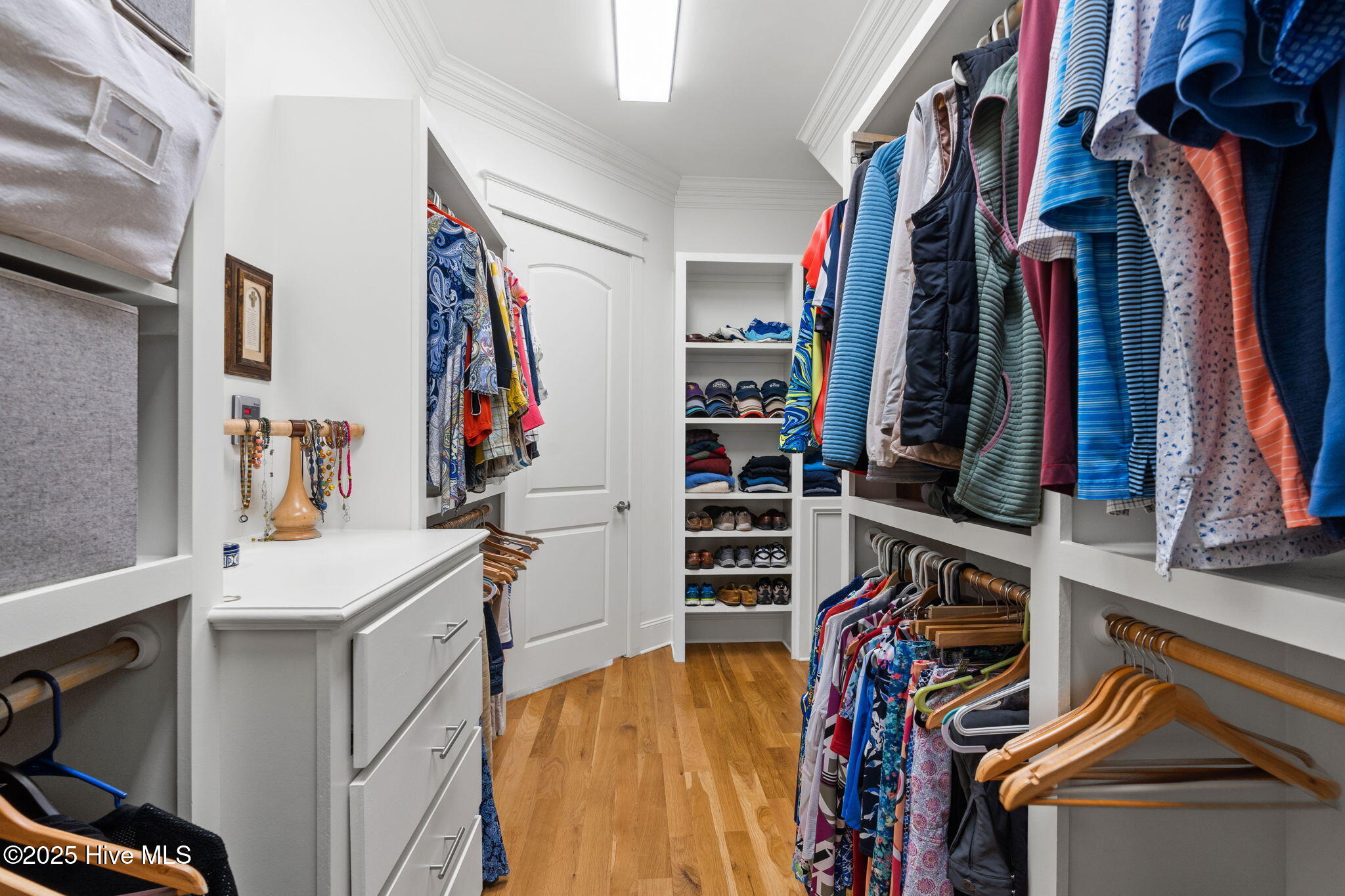 100562401 | Photo 49