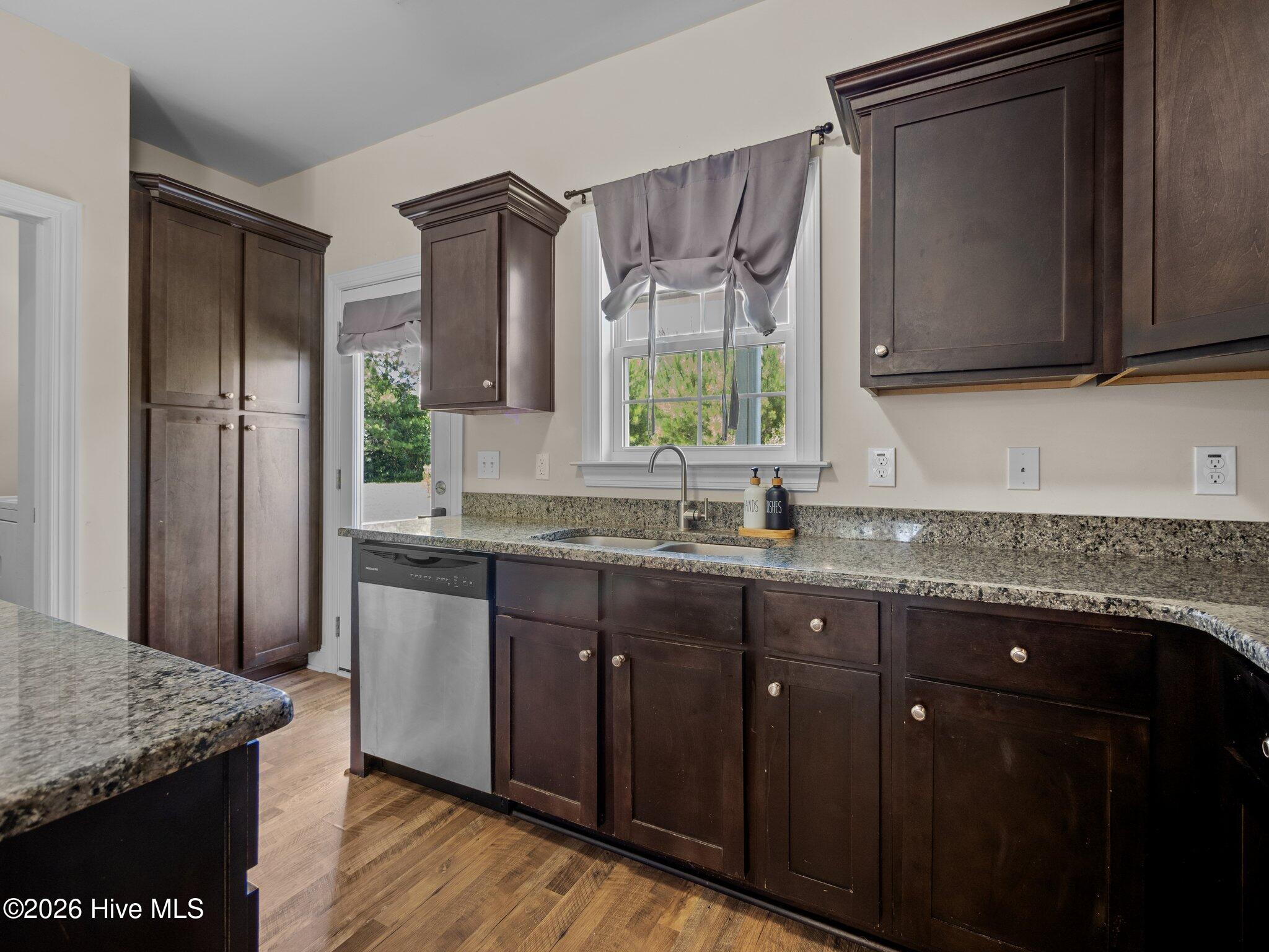 100566345 | Photo 30