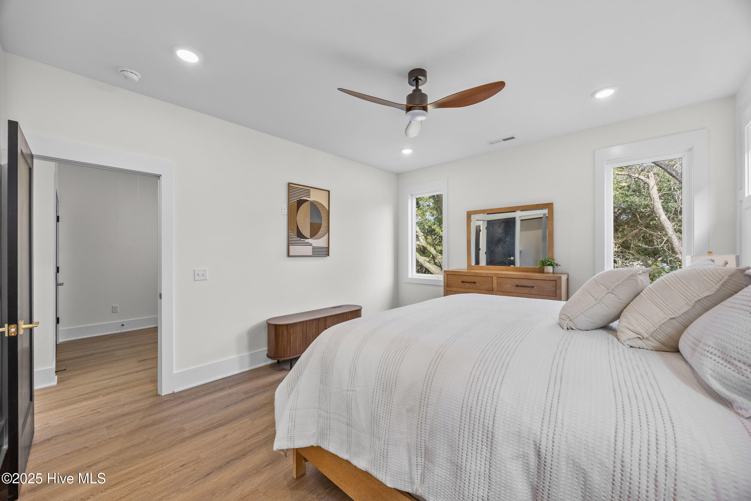 100557890 | Photo 26