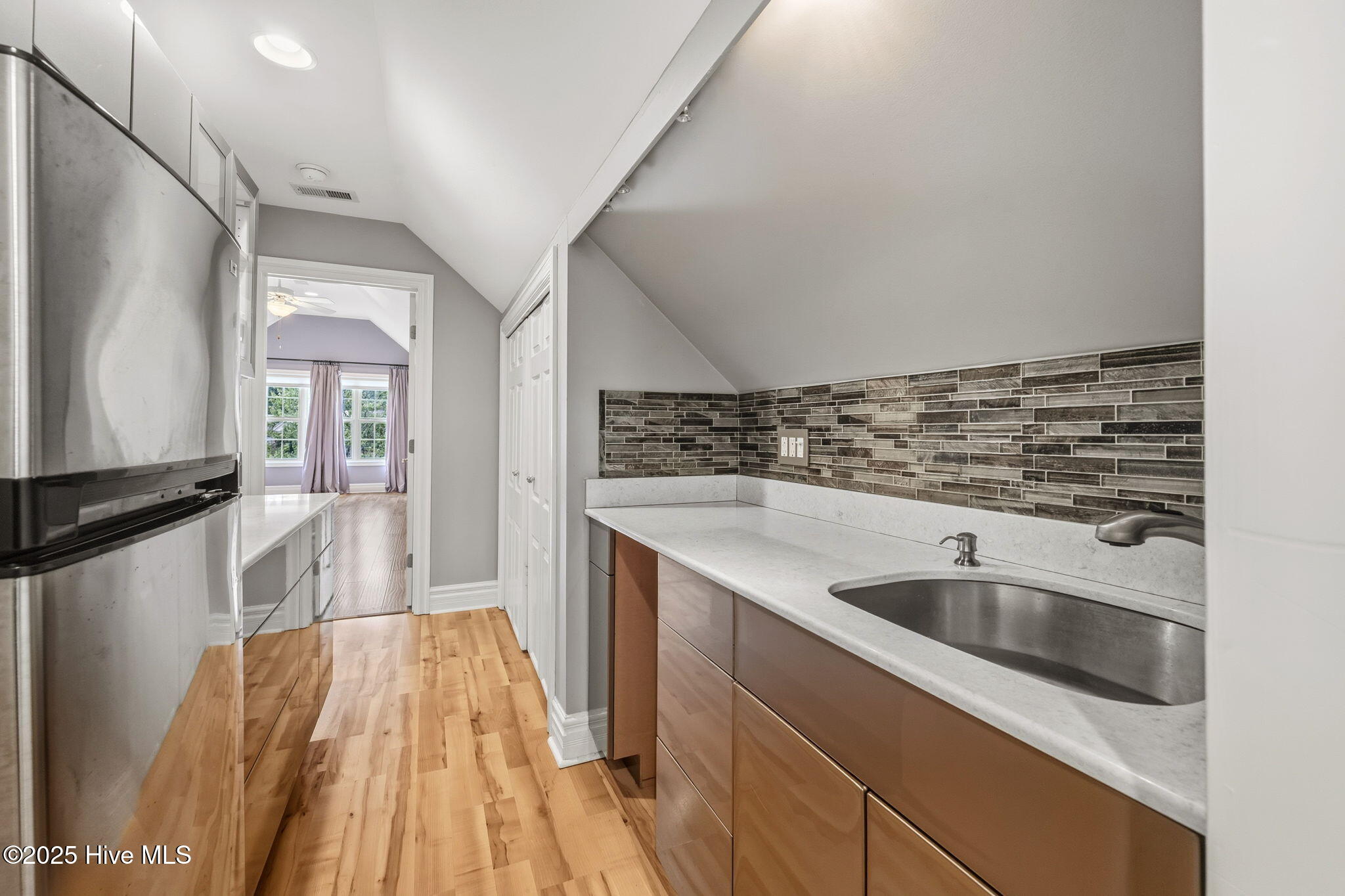 100536688 | Photo 42