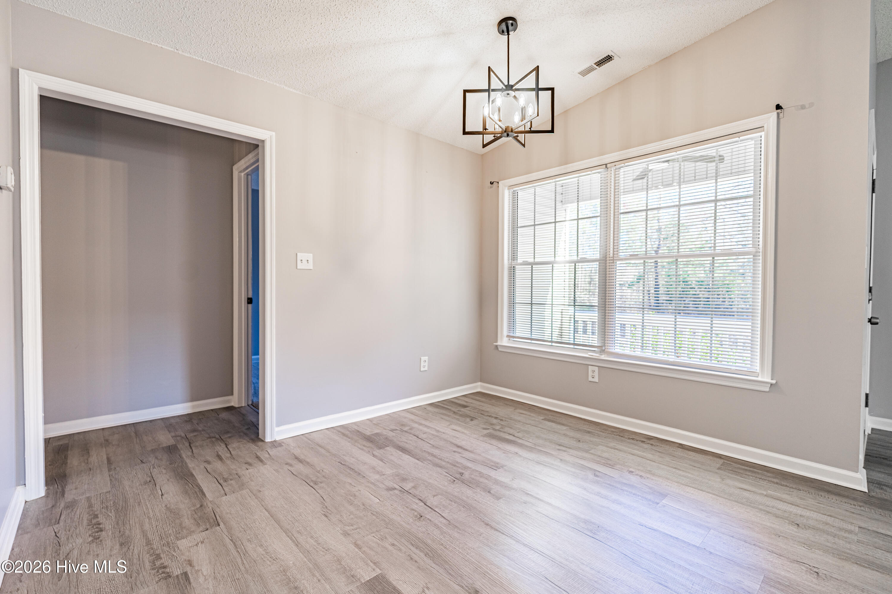 100557378 | Photo 45