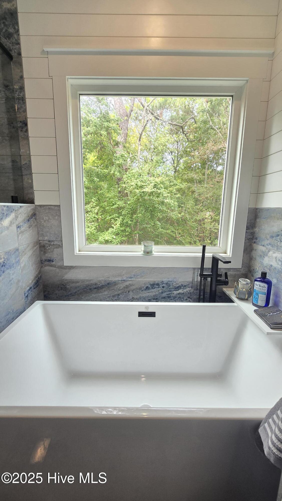 100547303 | Photo 22