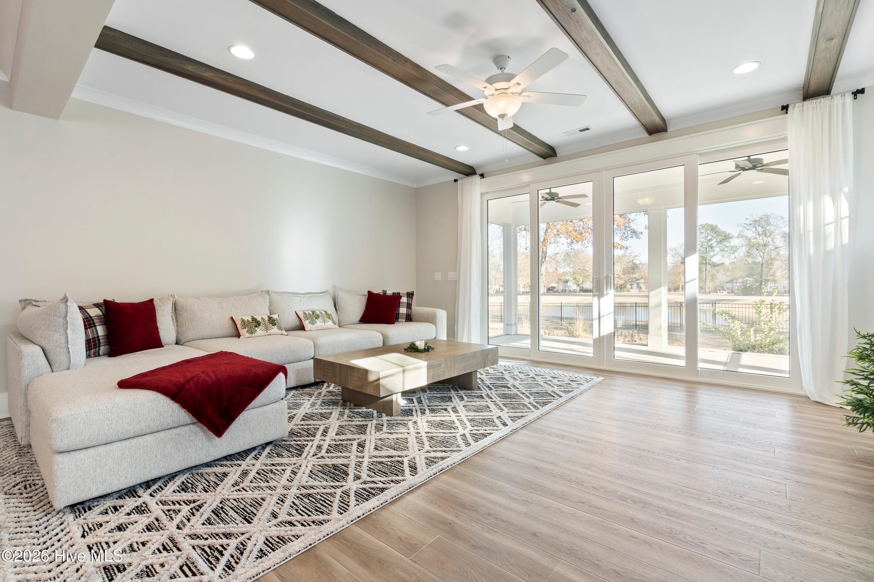 100549820 | Photo 10