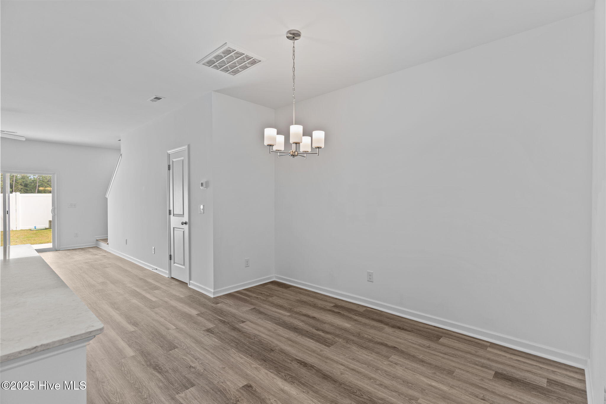 100517036 | Photo 11