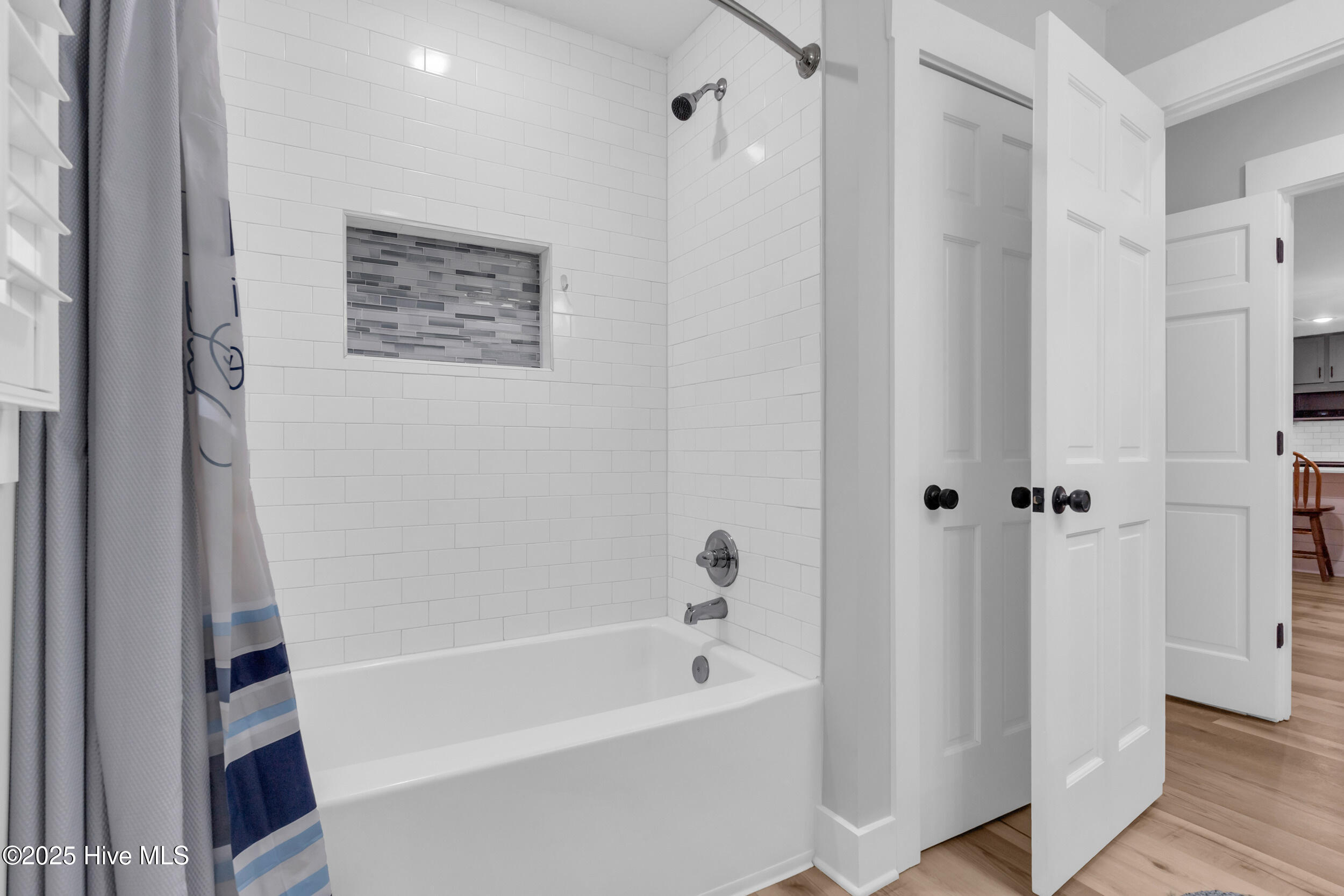 100538060 | Photo 25