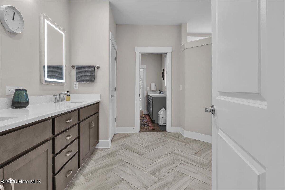 100558709 | Photo 46