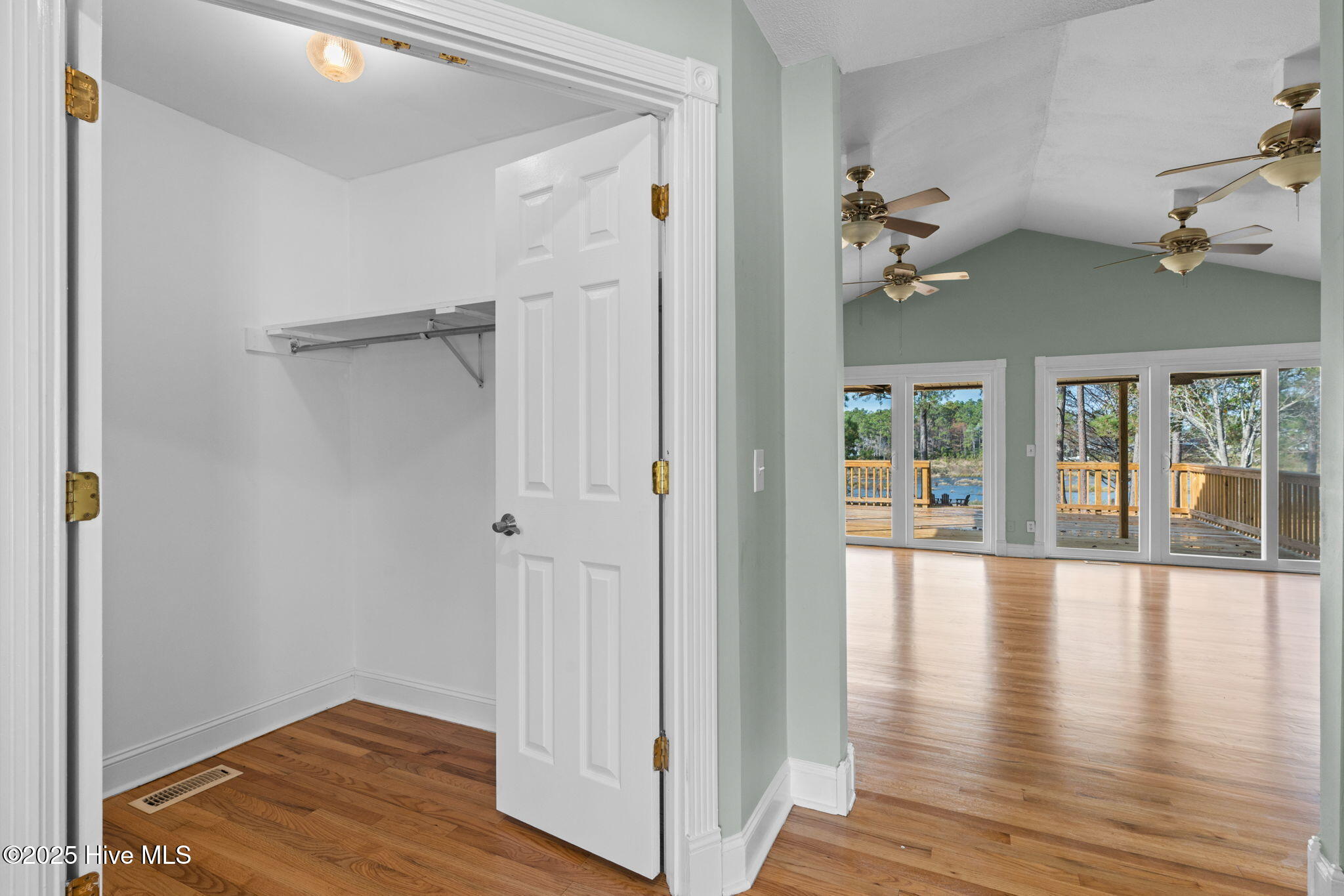 100543279 | Photo 17