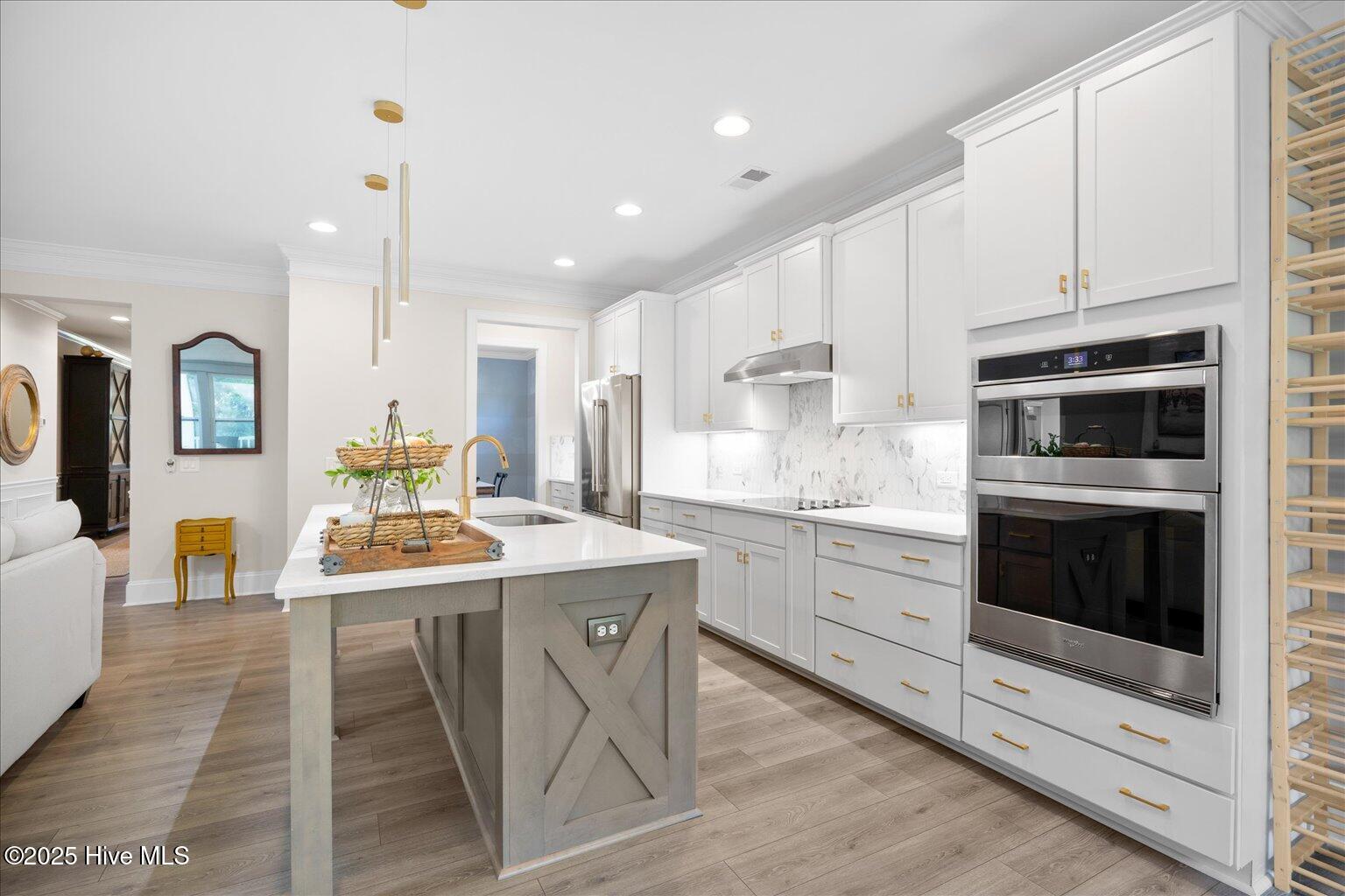 100533104 | Photo 18