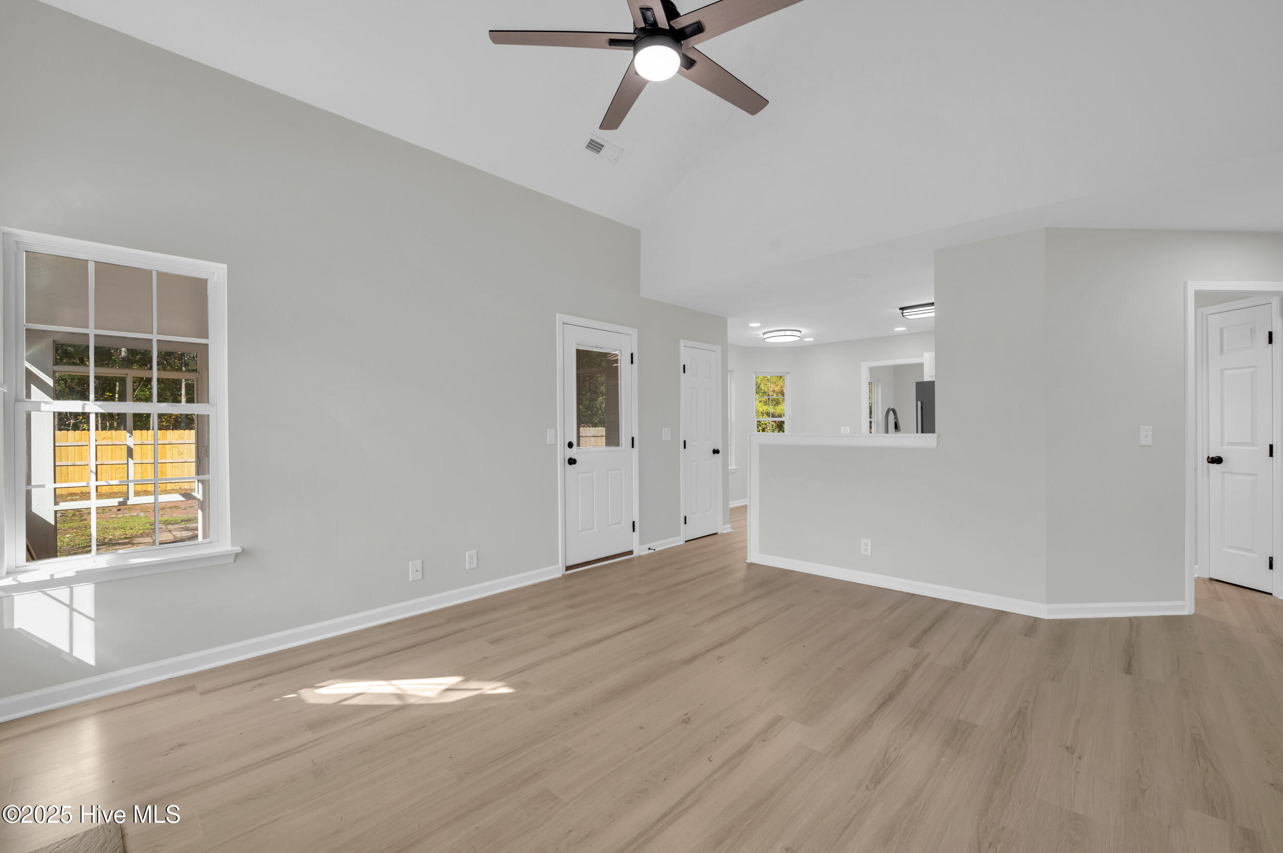 100540827 | Photo 19