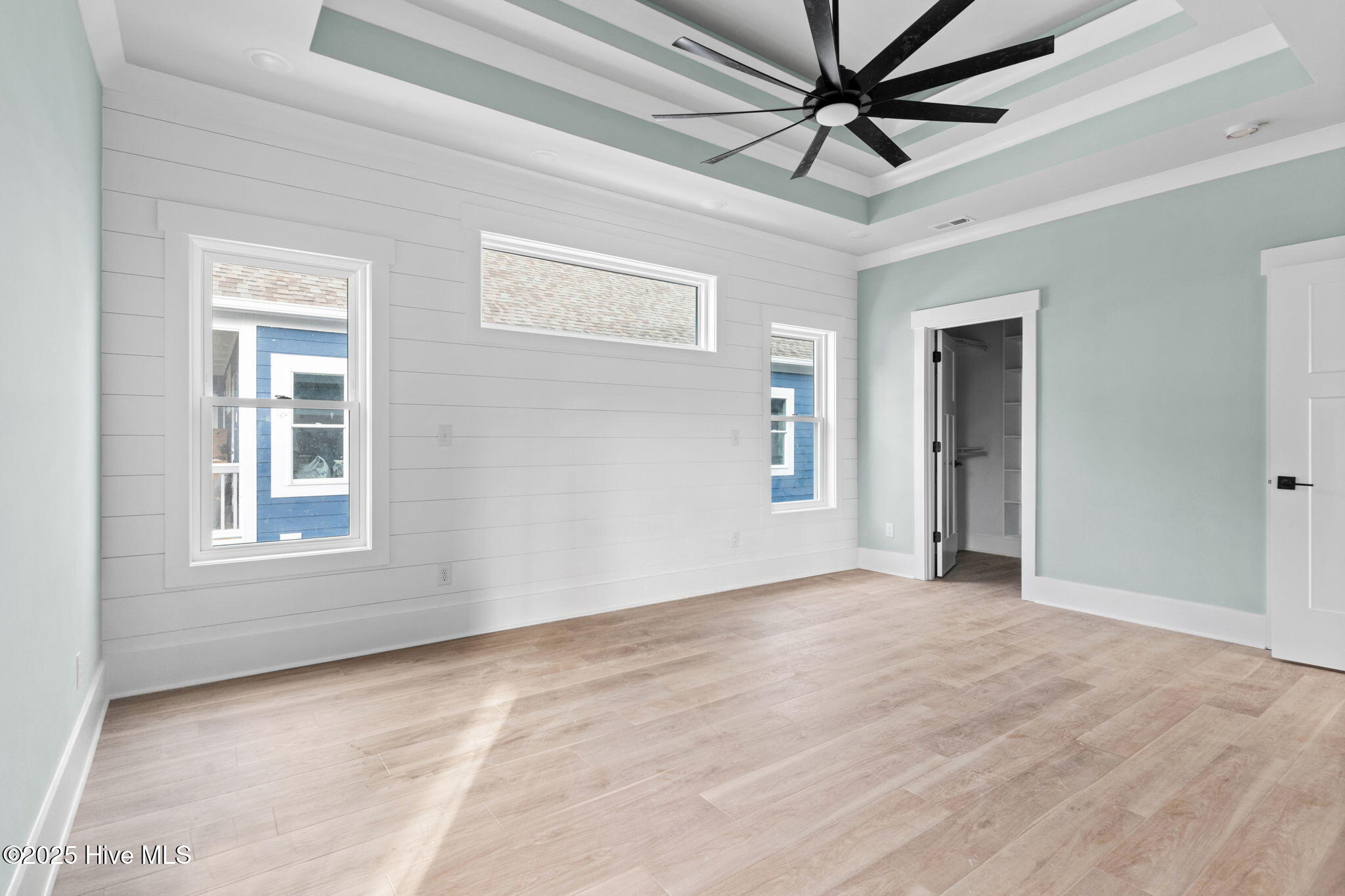 100548785 | Photo 18